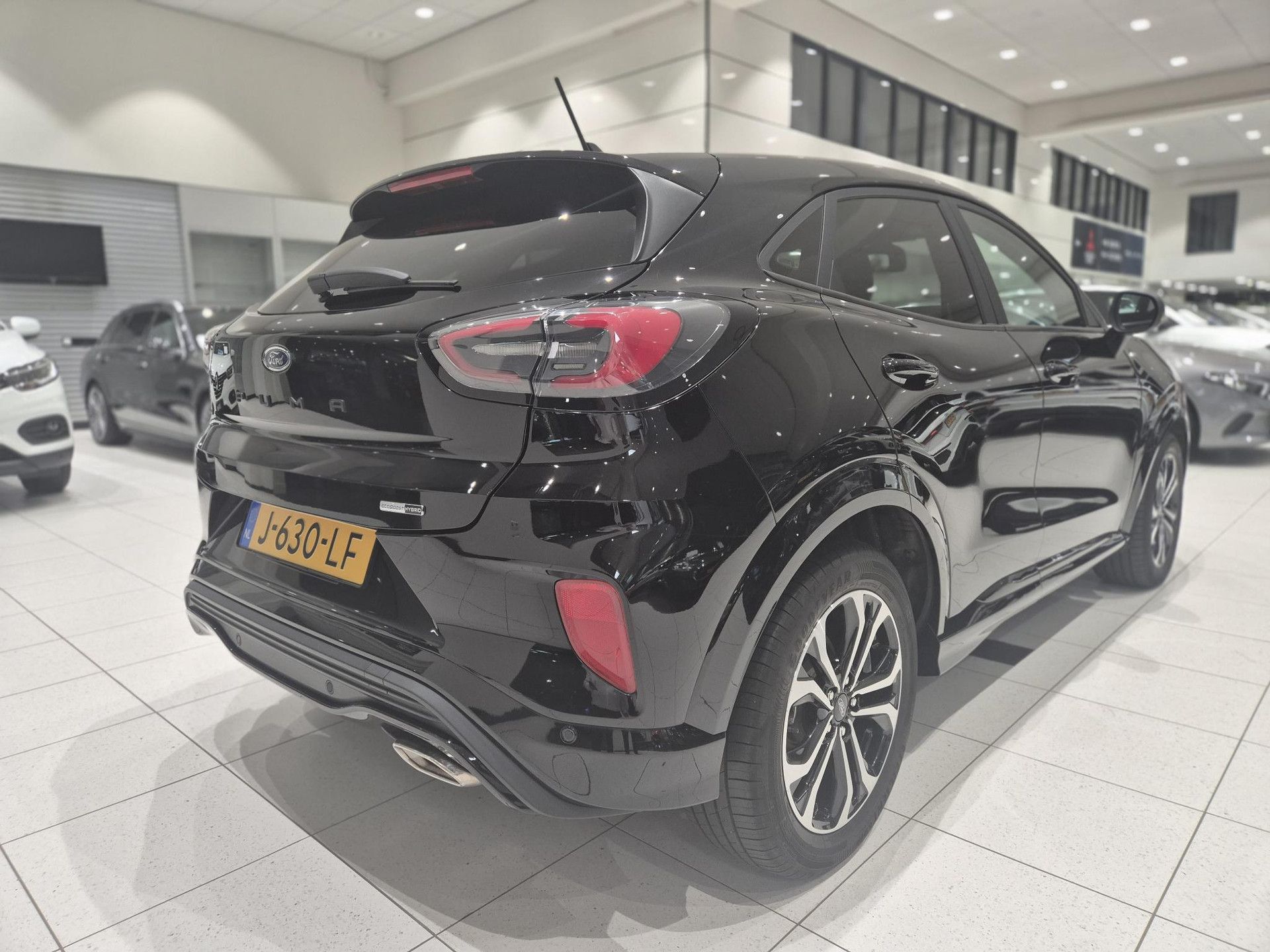 Ford Puma met kenteken J-630-LF – achteraanzicht