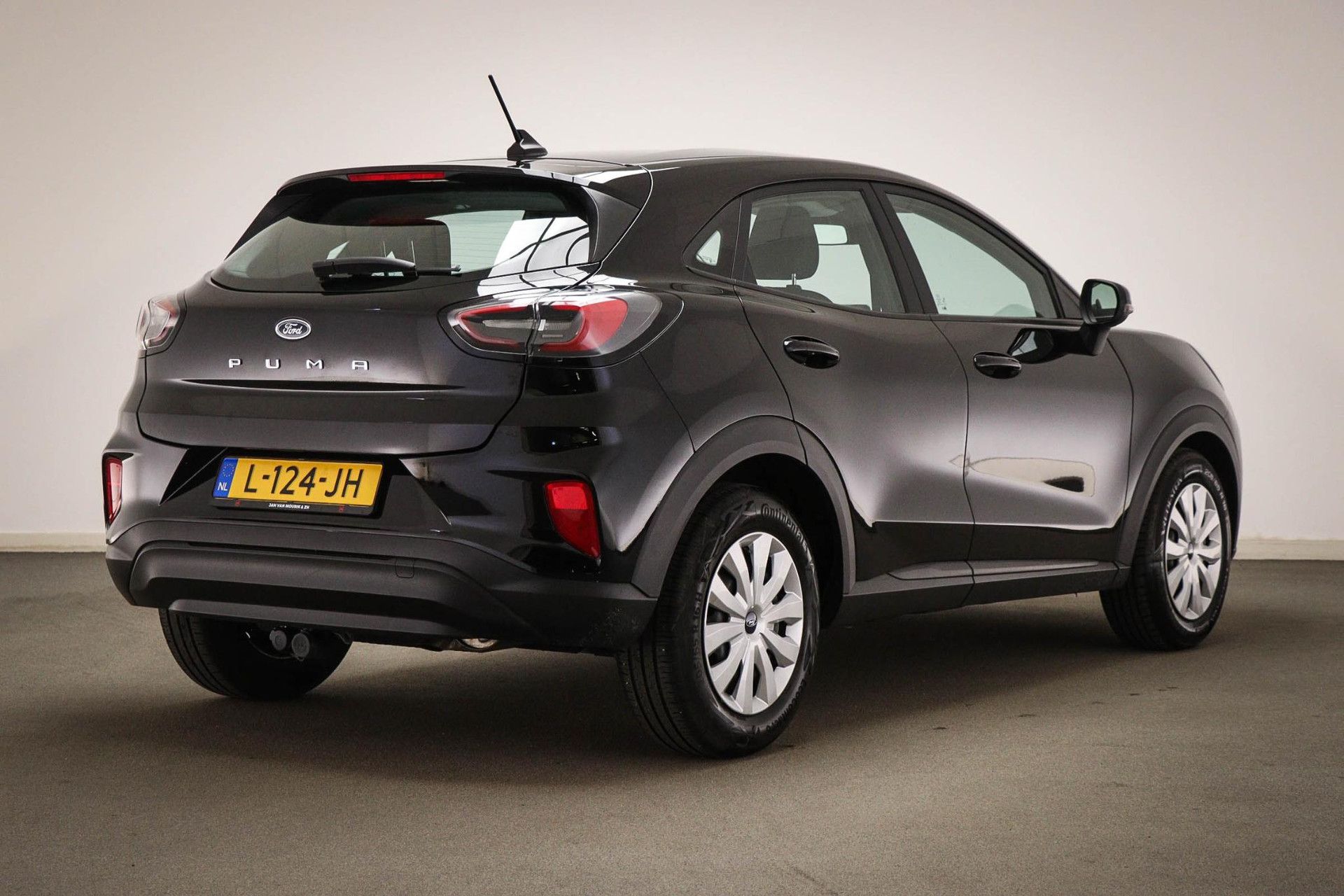 Ford Puma met kenteken L-124-JH – achteraanzicht
