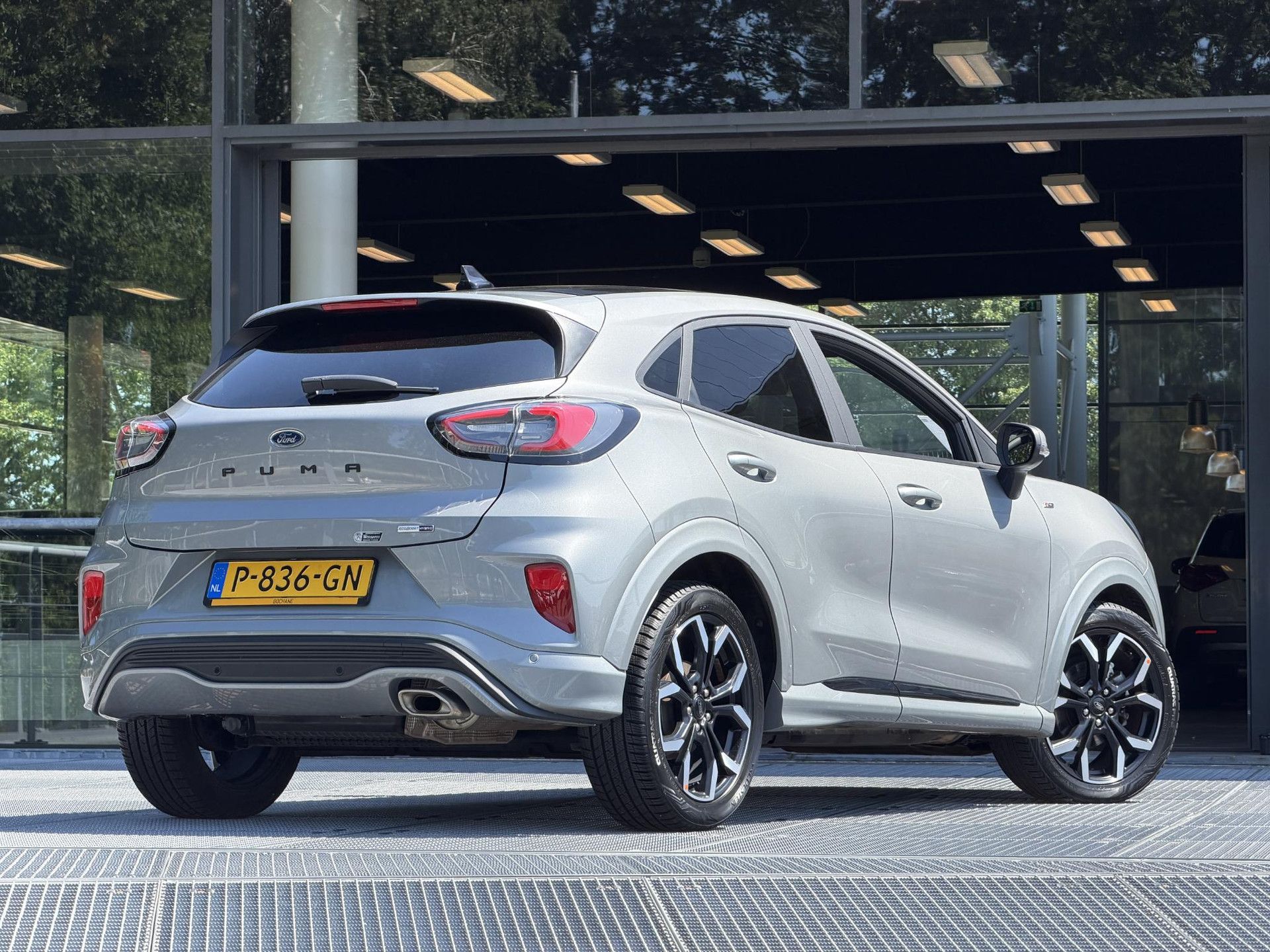 Ford Puma met kenteken P-836-GN – achteraanzicht