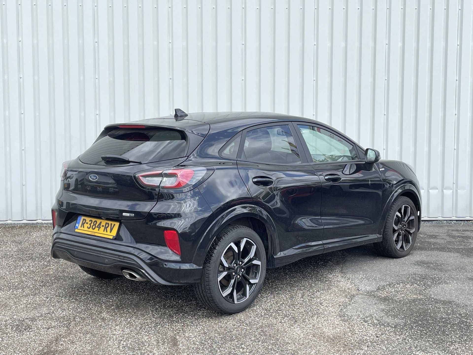 Ford Puma met kenteken R-384-RV – achteraanzicht