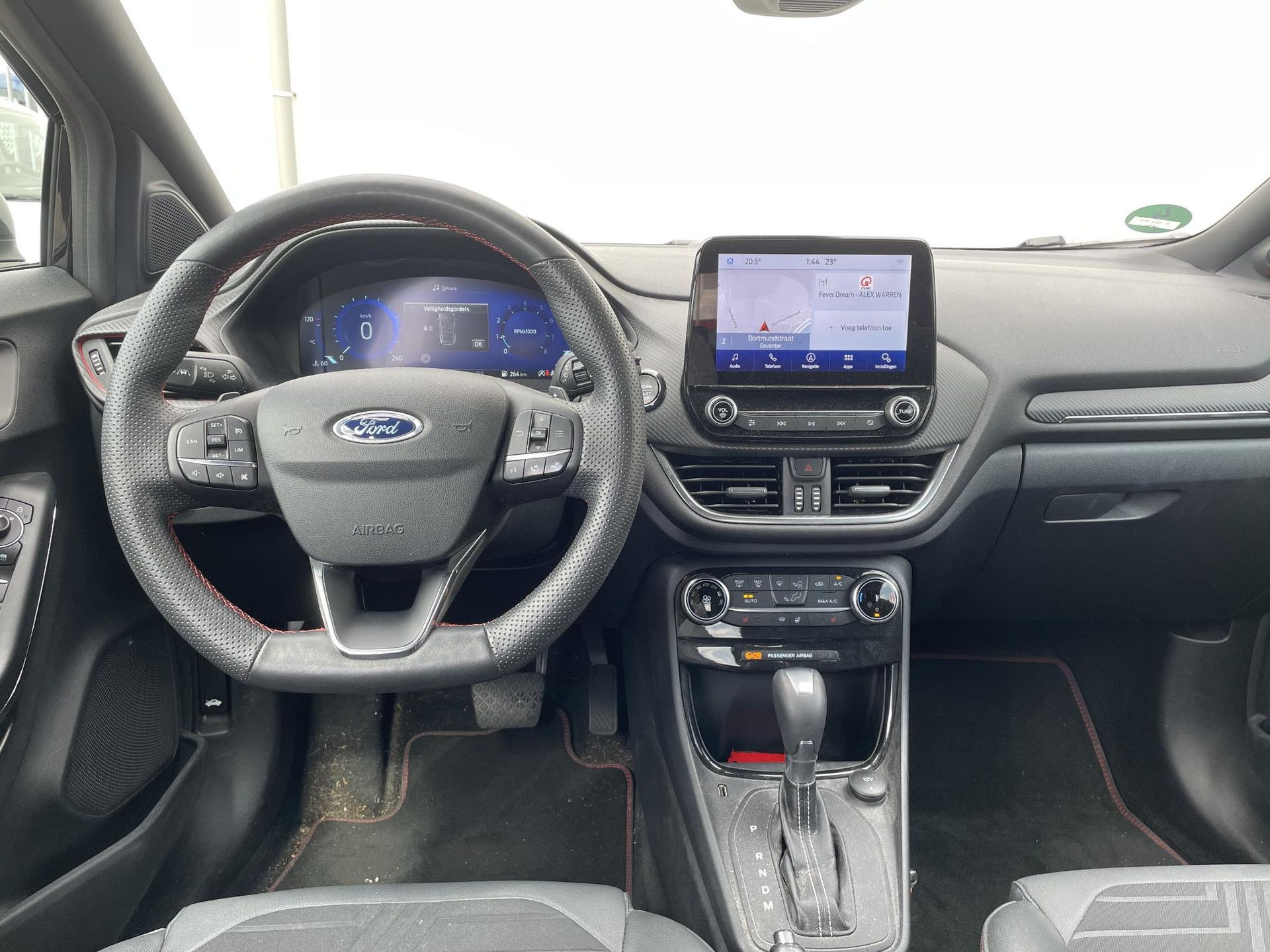 Ford Puma met kenteken R-384-RV – interieur