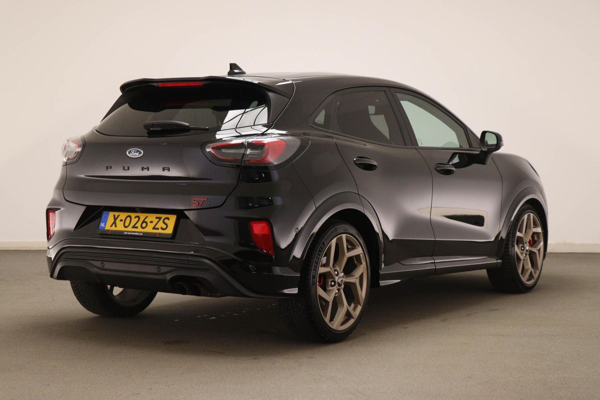 Ford Puma met kenteken X-026-ZS – achteraanzicht
