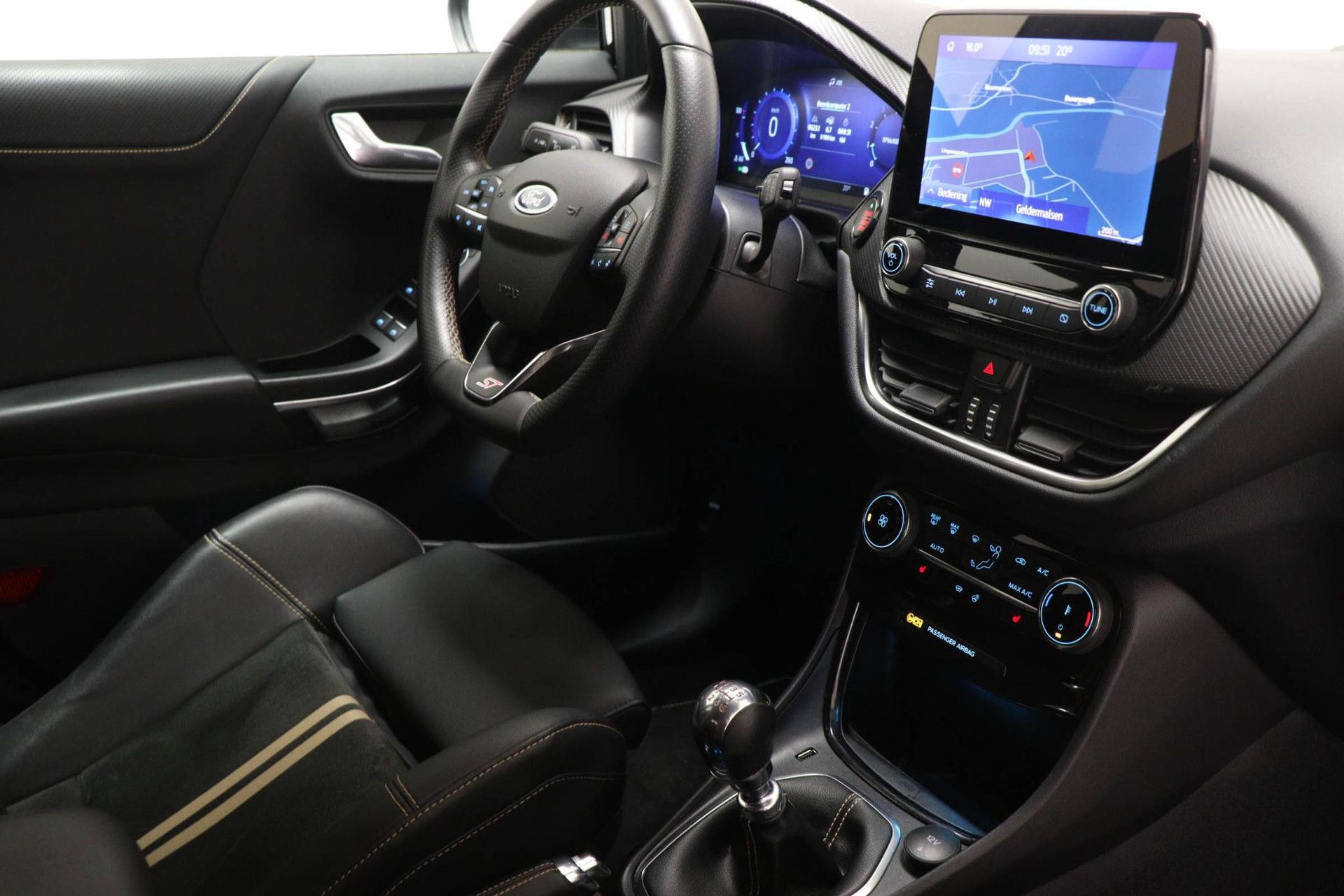 Ford Puma met kenteken X-026-ZS – interieur