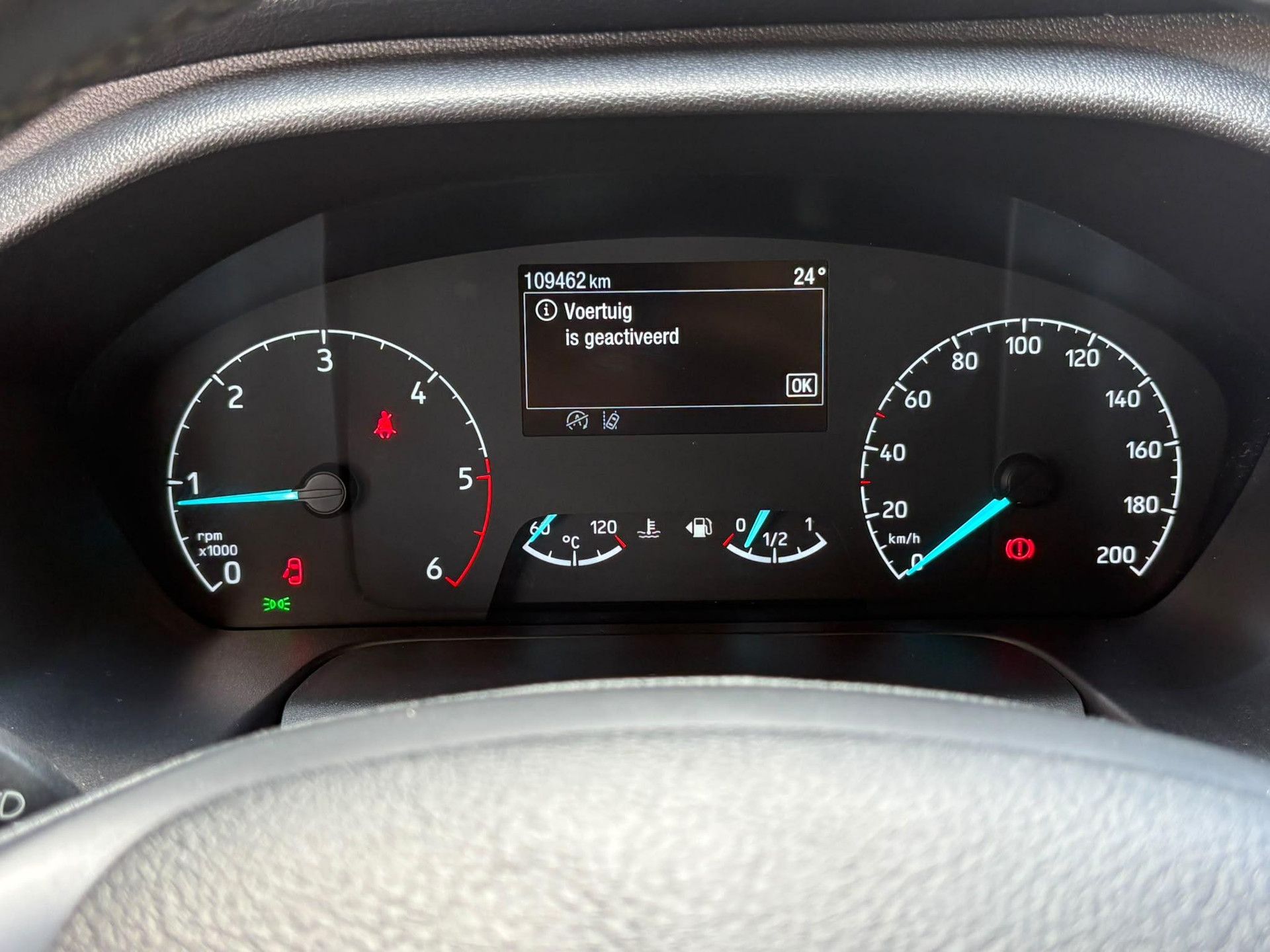 Ford TransitCustom met kenteken VPG-09-H – achteraanzicht