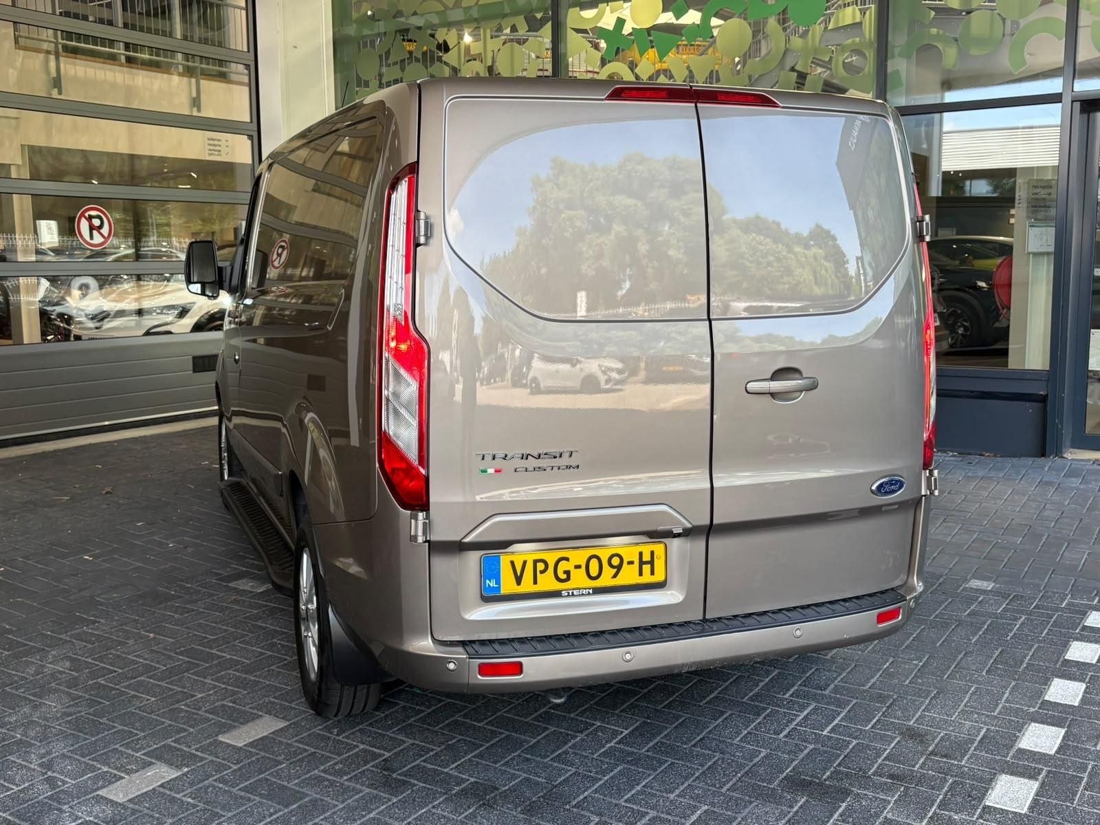Ford TransitCustom met kenteken VPG-09-H – interieur