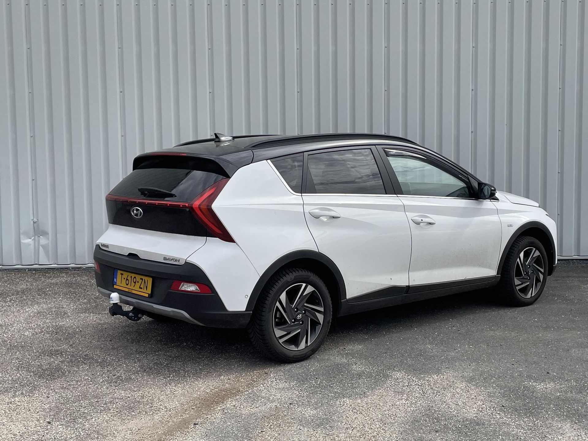 Hyundai Bayon met kenteken T-619-ZN – achteraanzicht