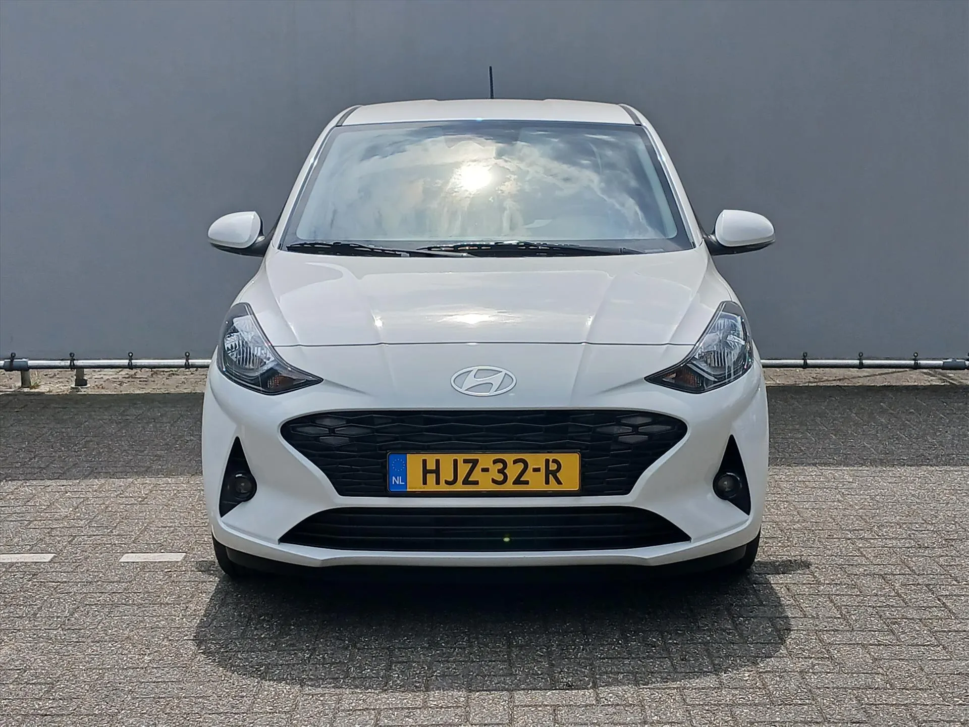 Hyundai i10 met kenteken HJZ-32-R – achteraanzicht
