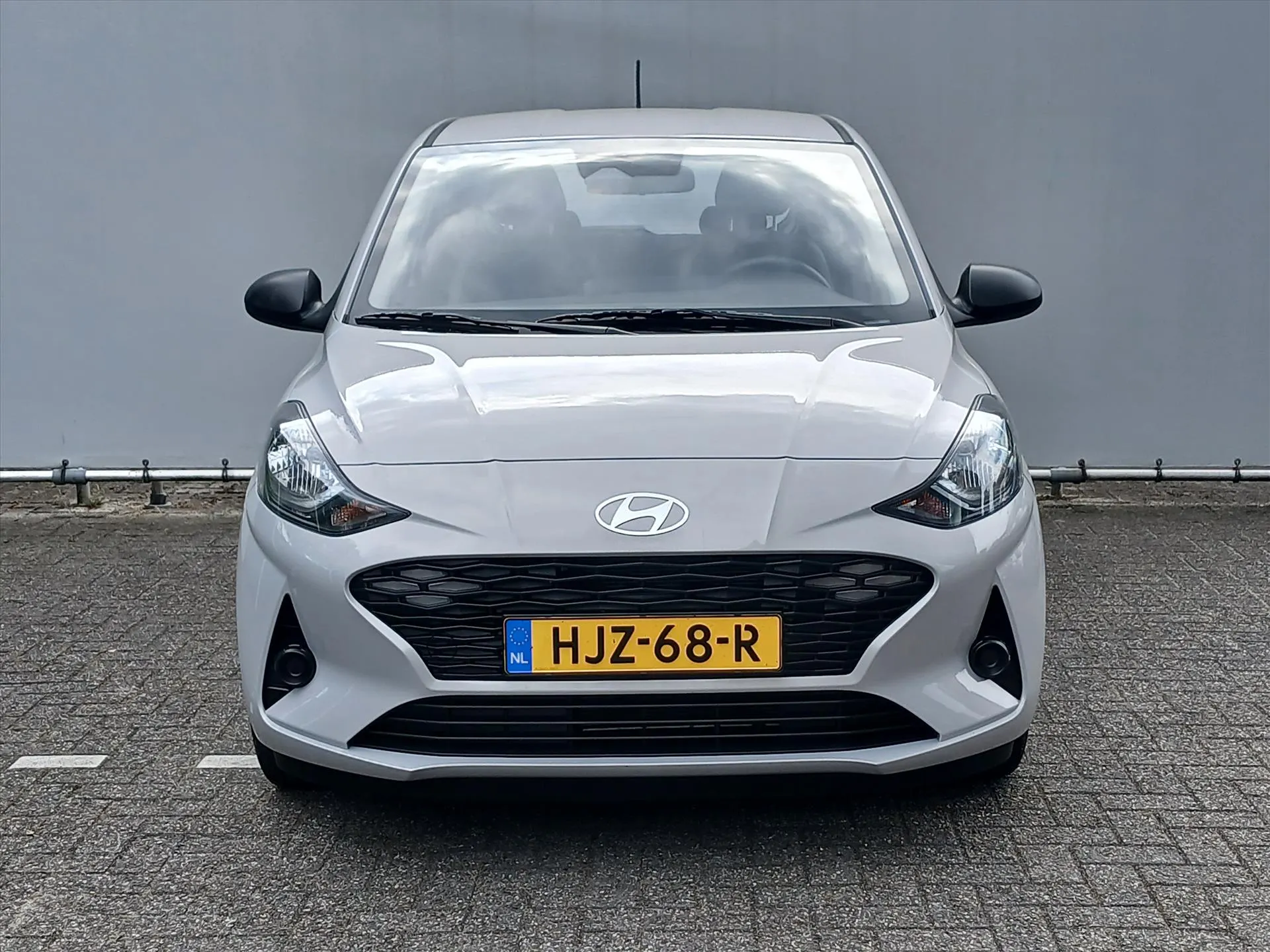 Hyundai i10 met kenteken HJZ-68-R – achteraanzicht