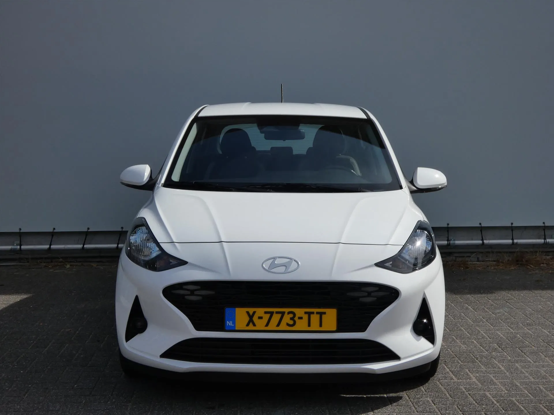 Hyundai i10 met kenteken X-773-TT – achteraanzicht