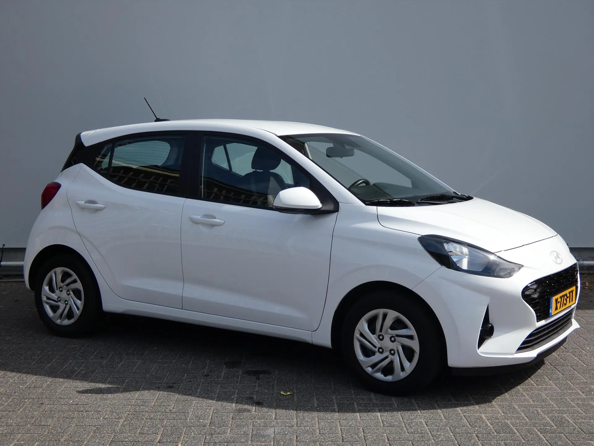 Hyundai i10 met kenteken X-773-TT – interieur