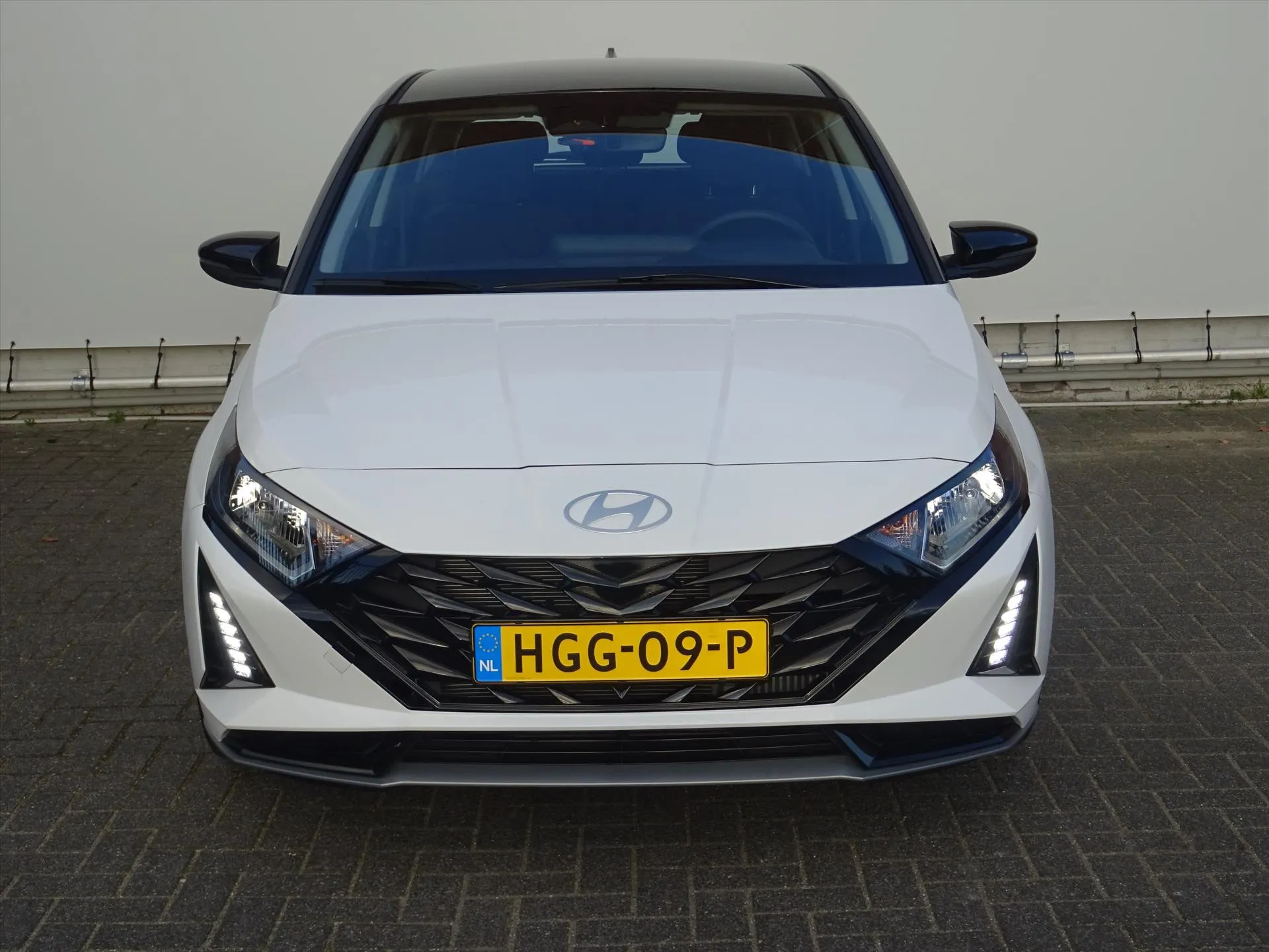 Hyundai i20 met kenteken HGG-09-P – achteraanzicht