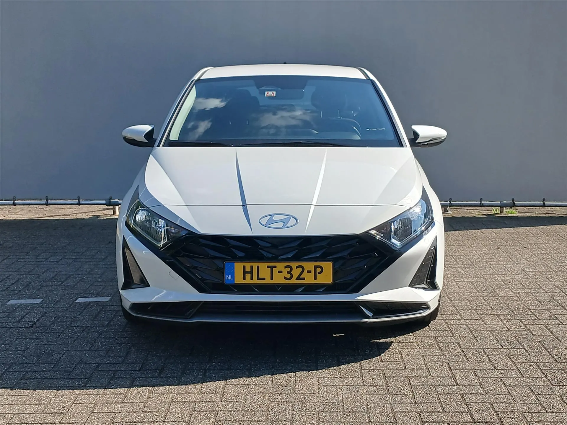 Hyundai i20 met kenteken HLT-32-P – achteraanzicht