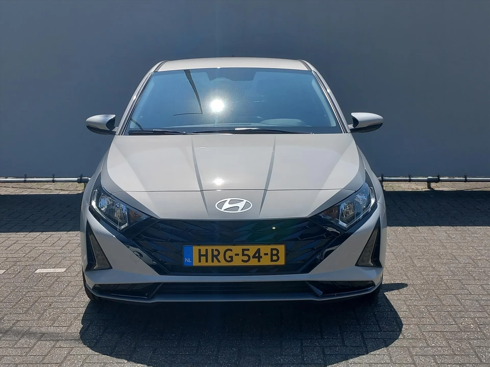 Hyundai i20 met kenteken HRG-54-B – achteraanzicht