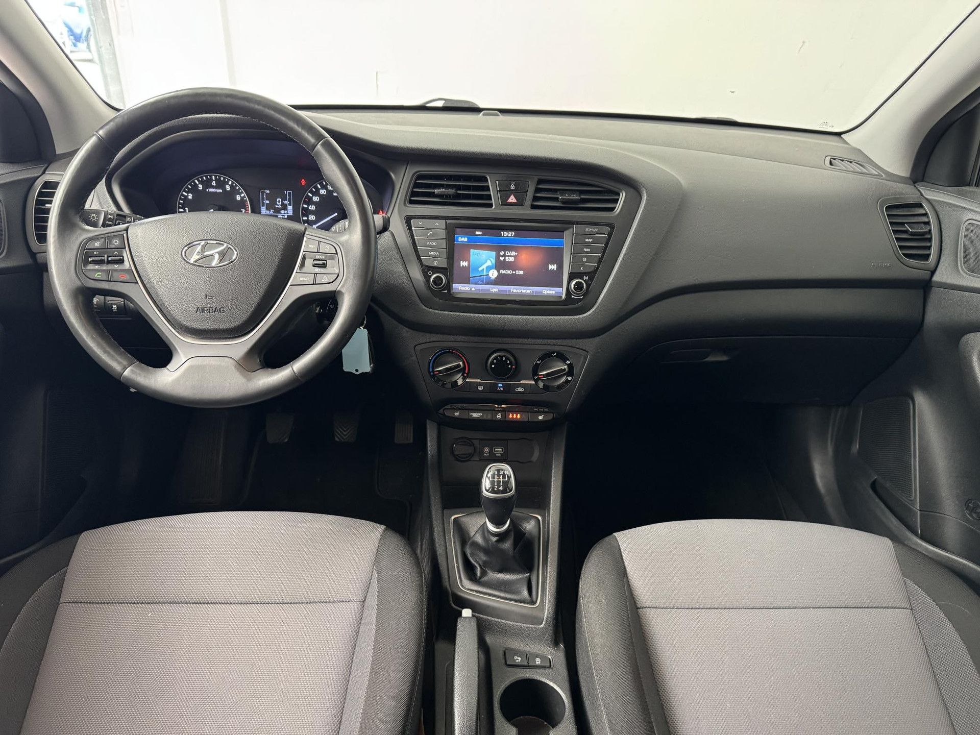 Hyundai i20 met kenteken ZF-759-G – interieur