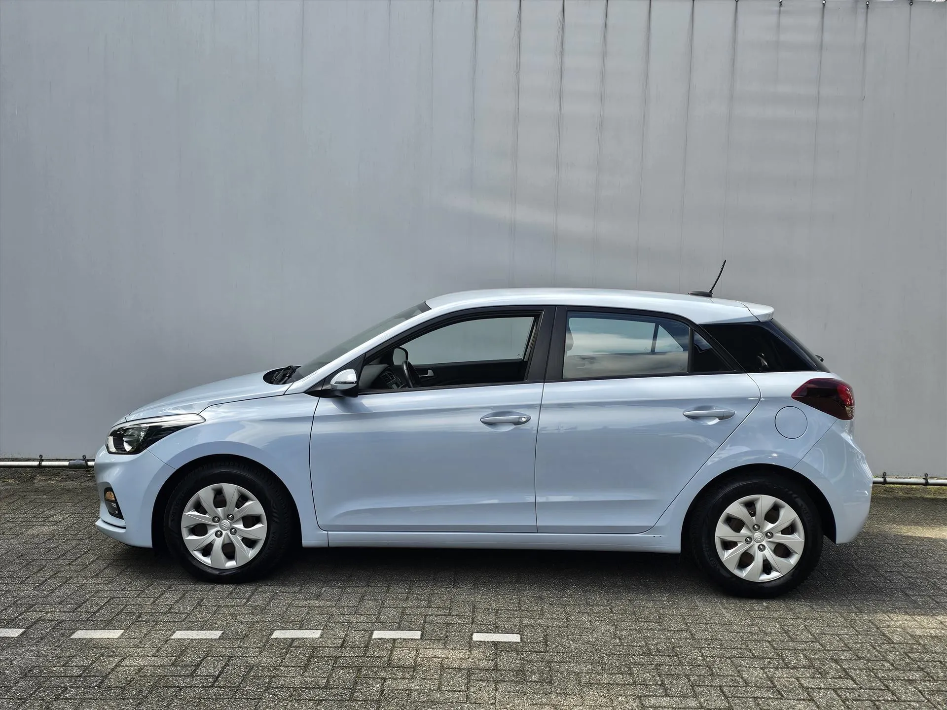 Hyundai i20 met kenteken ZP-927-D – achteraanzicht