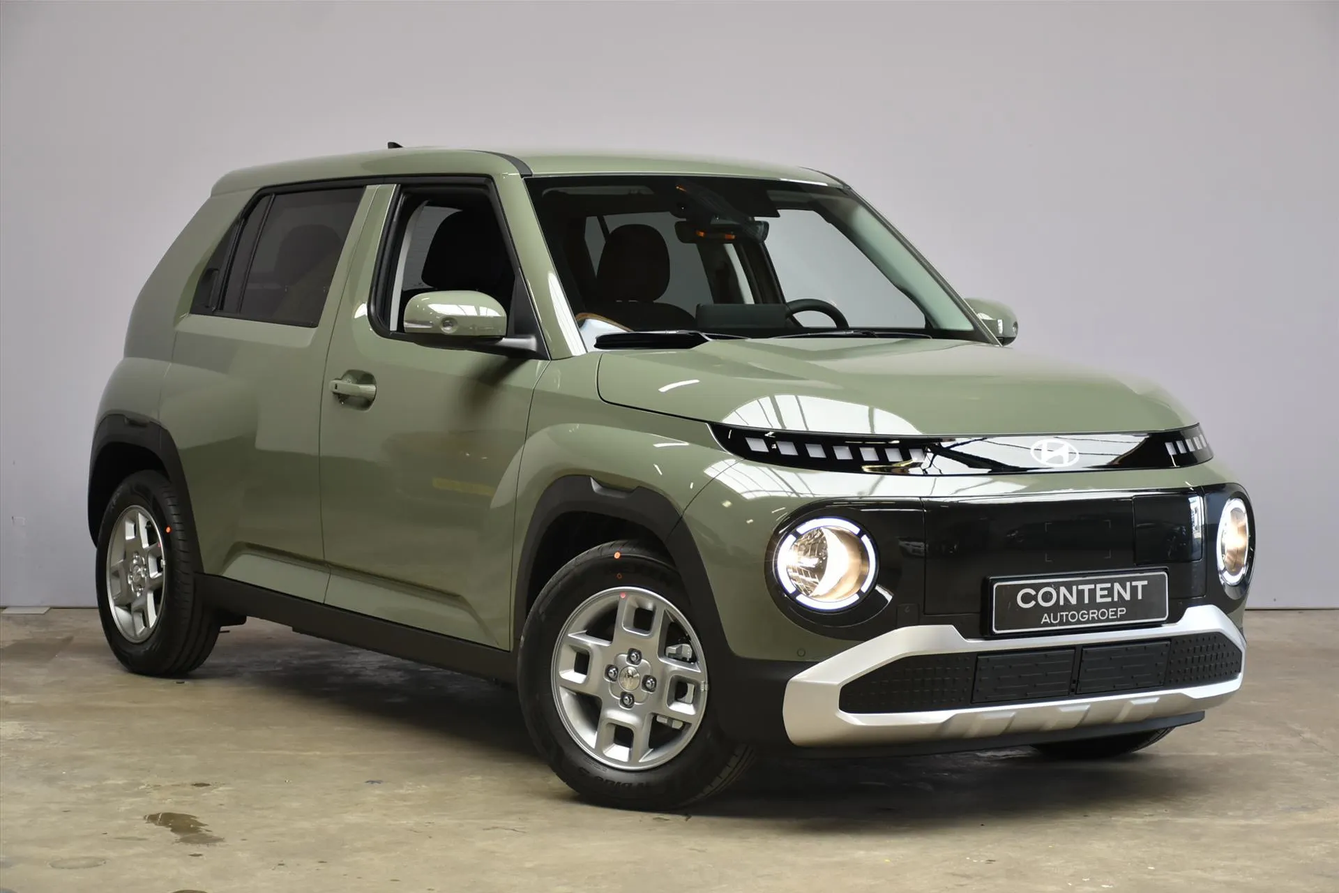 Hyundai Inster met kenteken 68761 – achteraanzicht