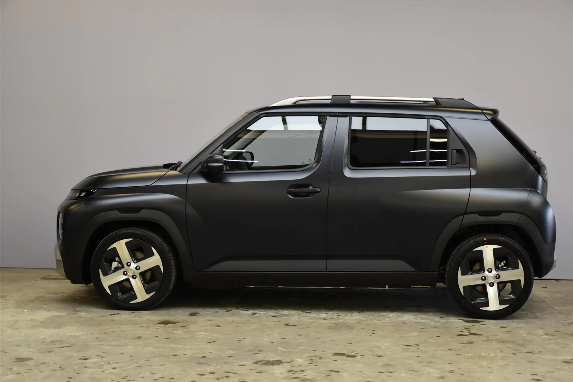Hyundai Inster met kenteken 74172 – achteraanzicht