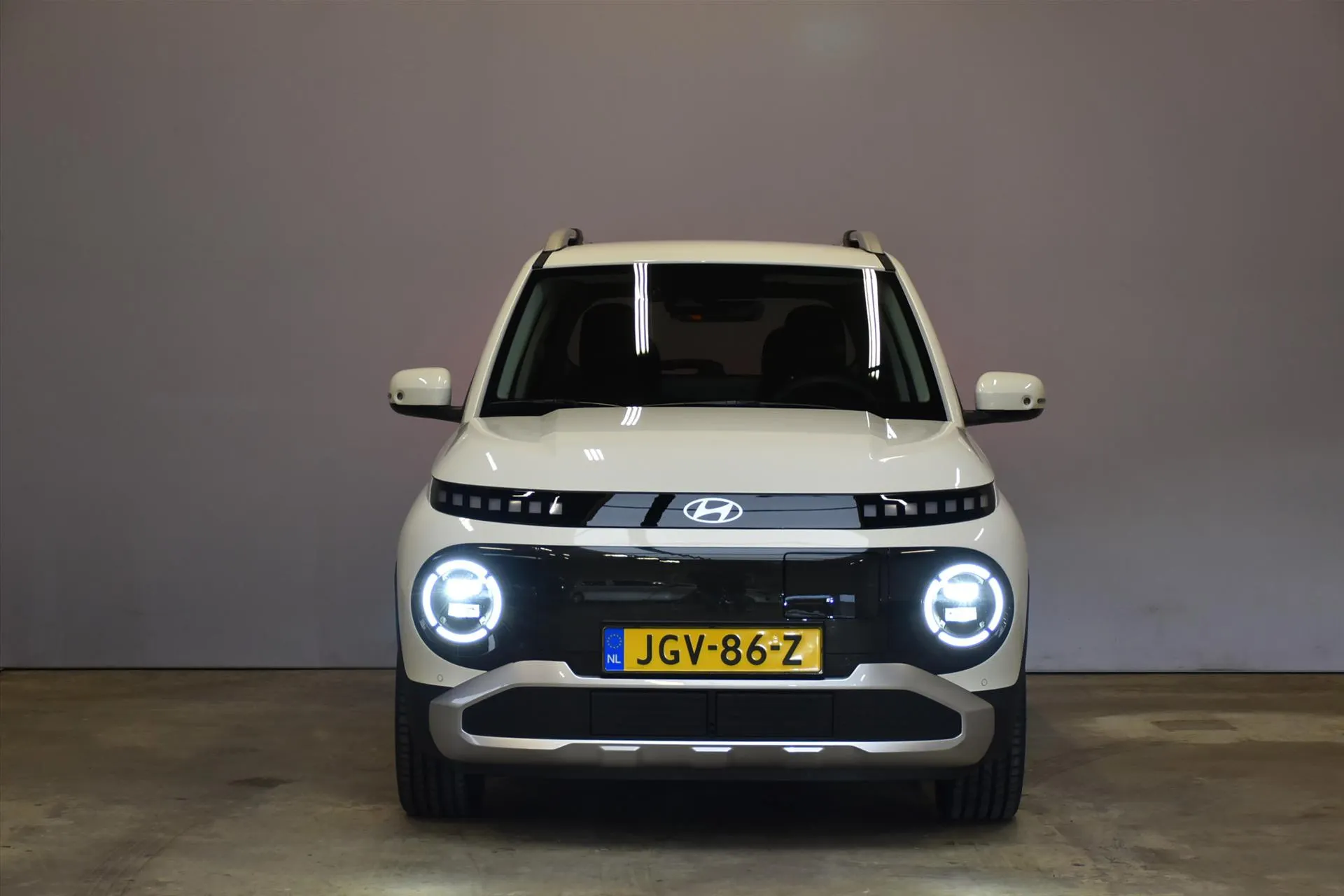 Hyundai Inster met kenteken JGV-86-Z – achteraanzicht