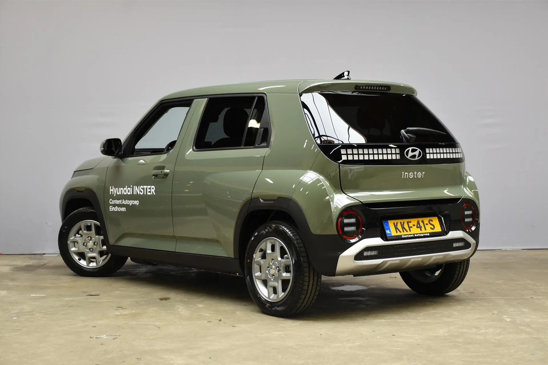Hyundai Inster met kenteken KKF-41-S – achteraanzicht