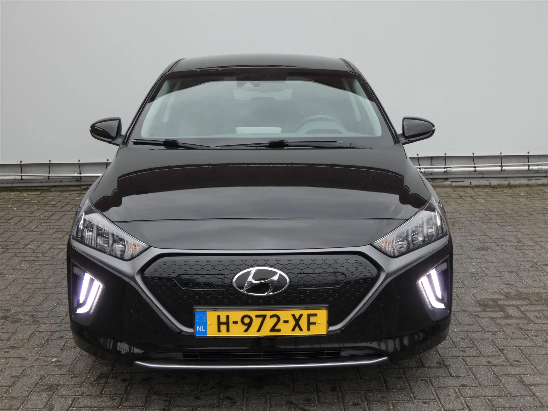 Hyundai IONIQ met kenteken H-972-XF – achteraanzicht