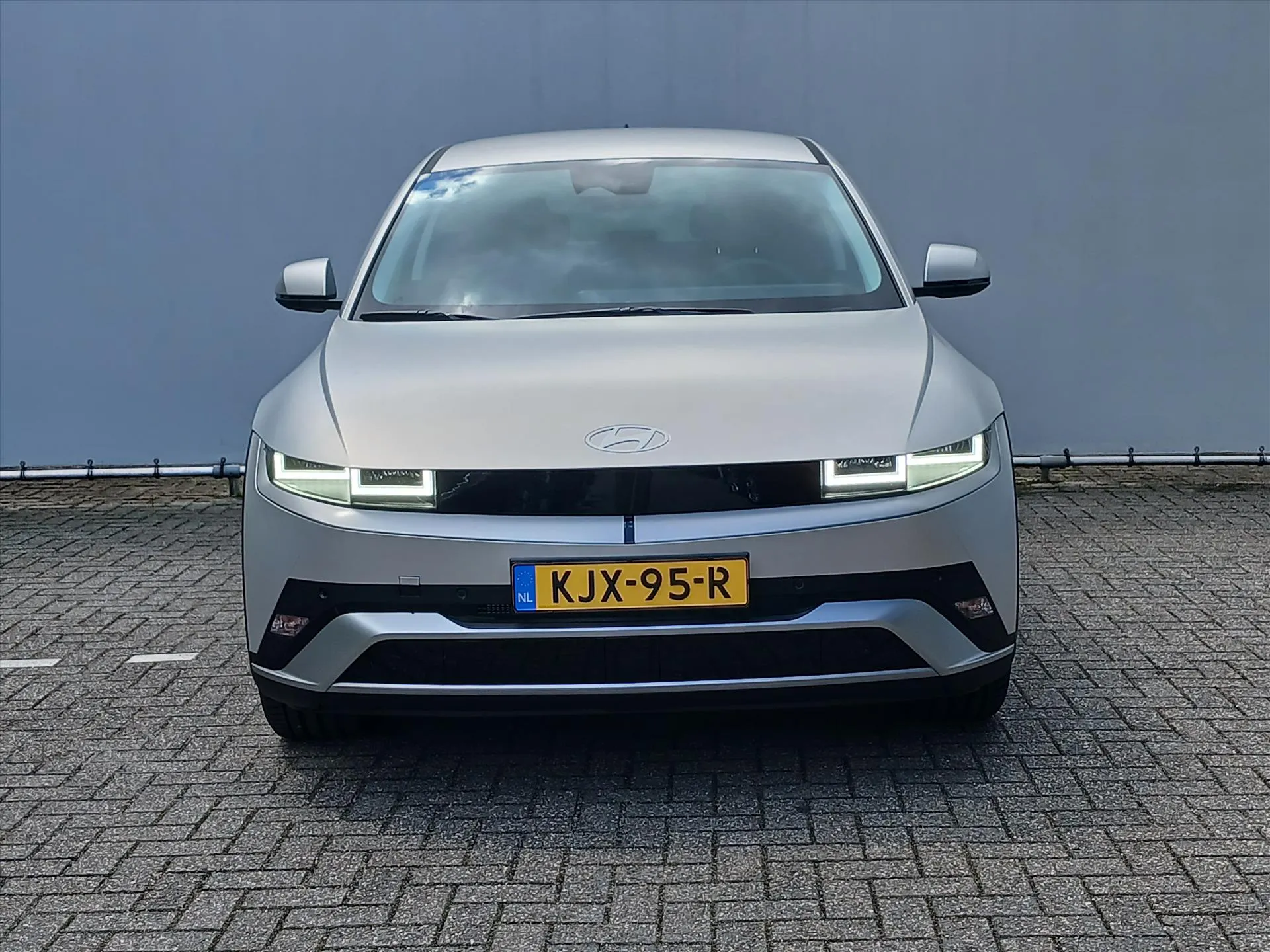 Hyundai IONIQ5 met kenteken KJX-95-R – achteraanzicht