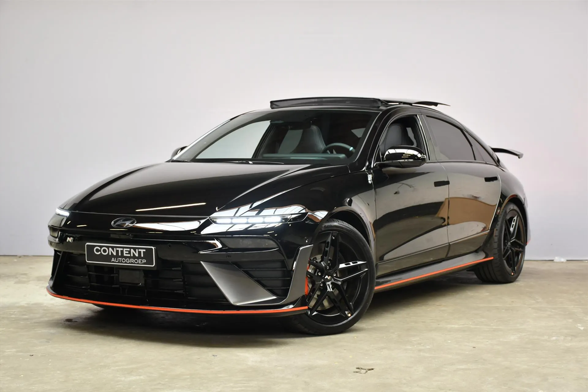 Hyundai IONIQ6 met kenteken 76791 – achteraanzicht
