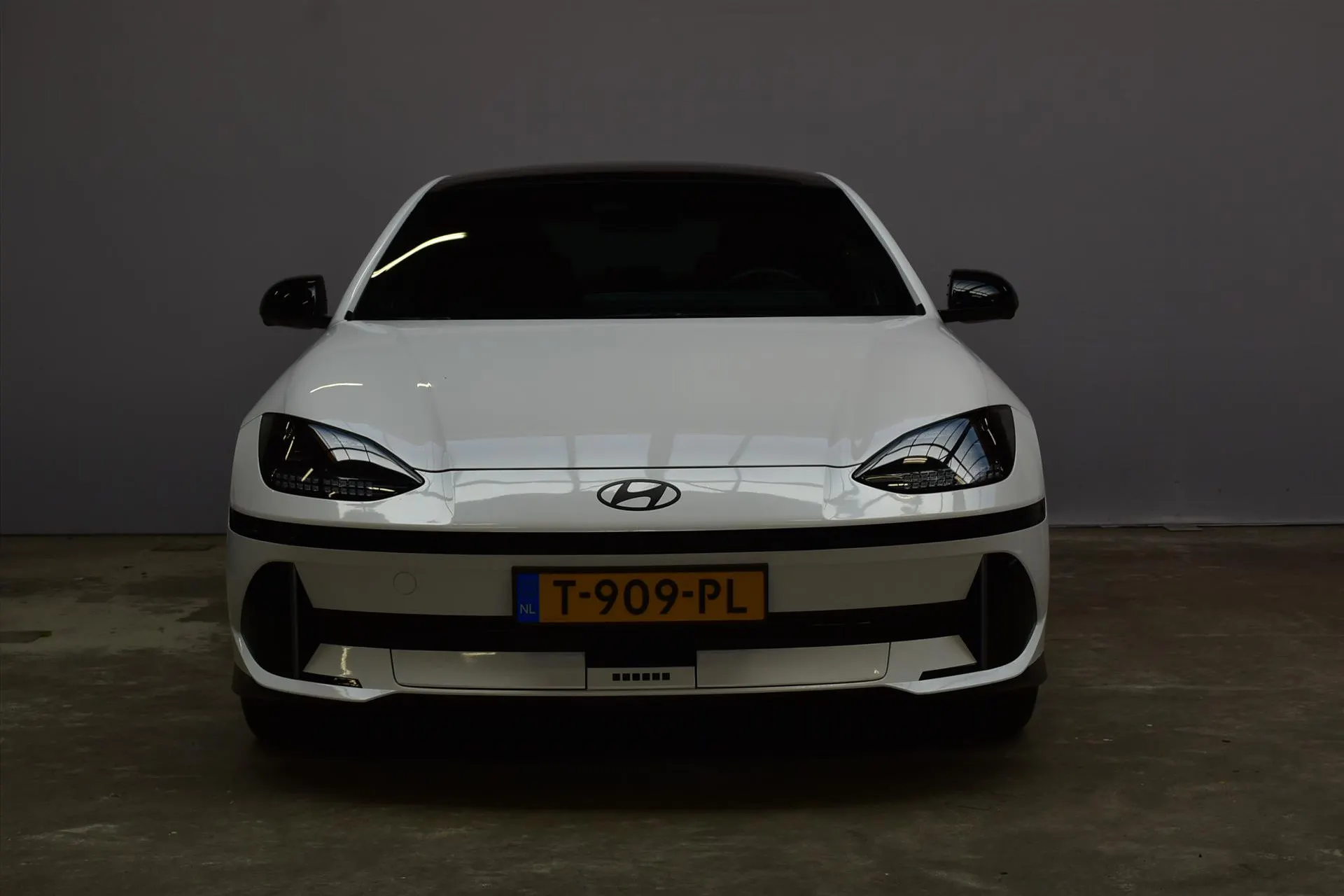 Hyundai IONIQ6 met kenteken T-909-PL – achteraanzicht