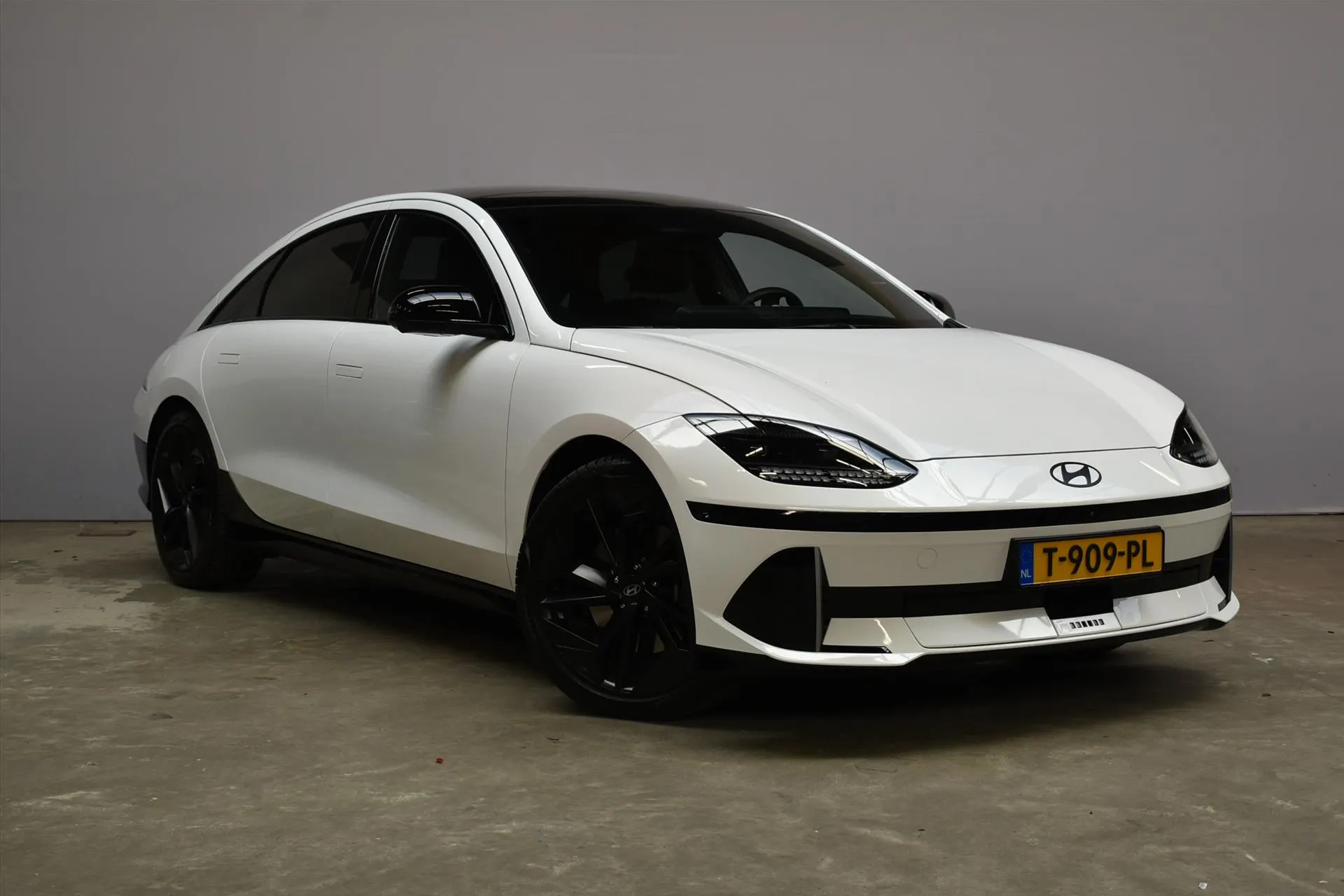 Hyundai IONIQ6 met kenteken T-909-PL – interieur