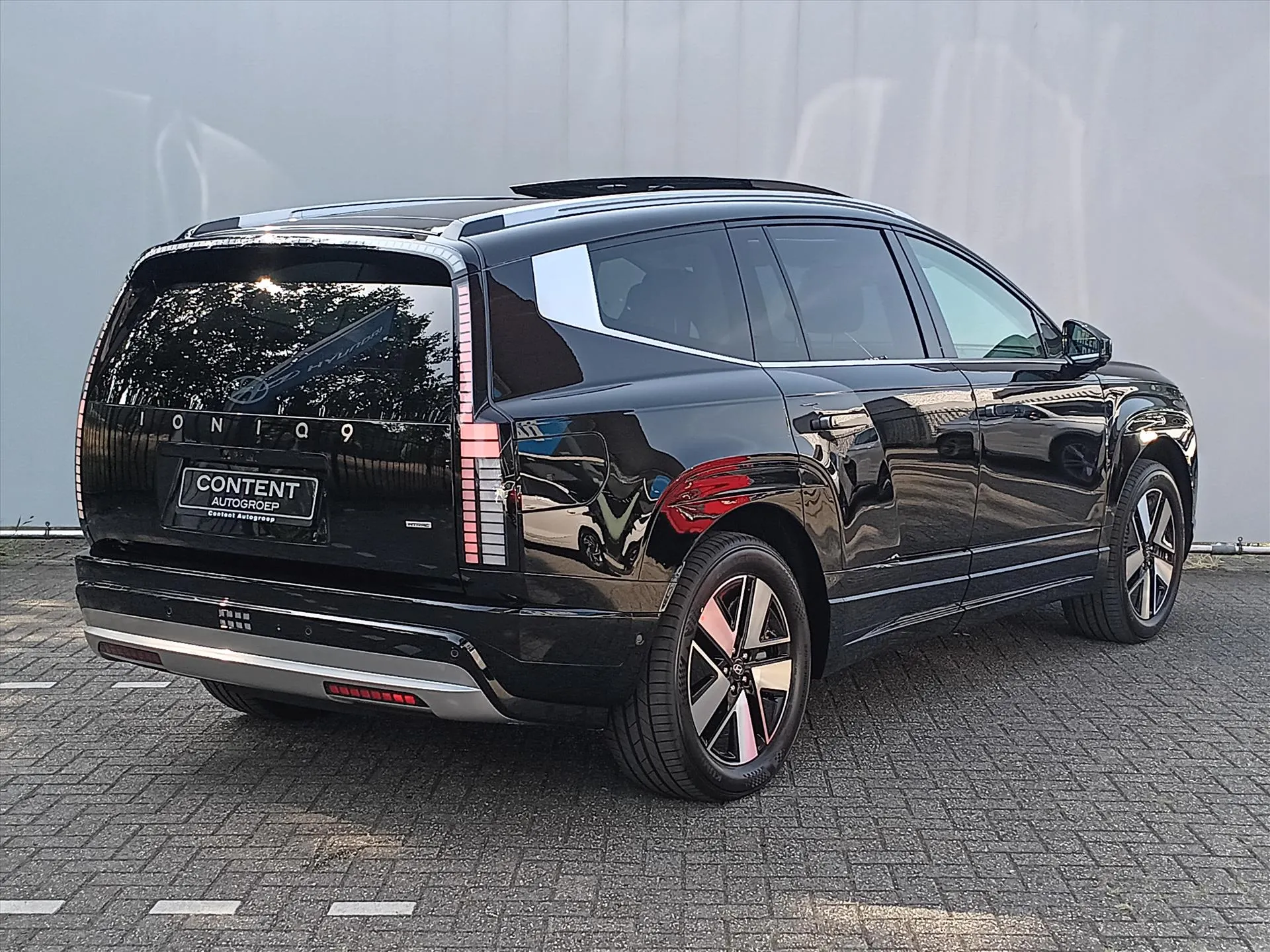 Hyundai IONIQ9 met kenteken 76906 – achteraanzicht