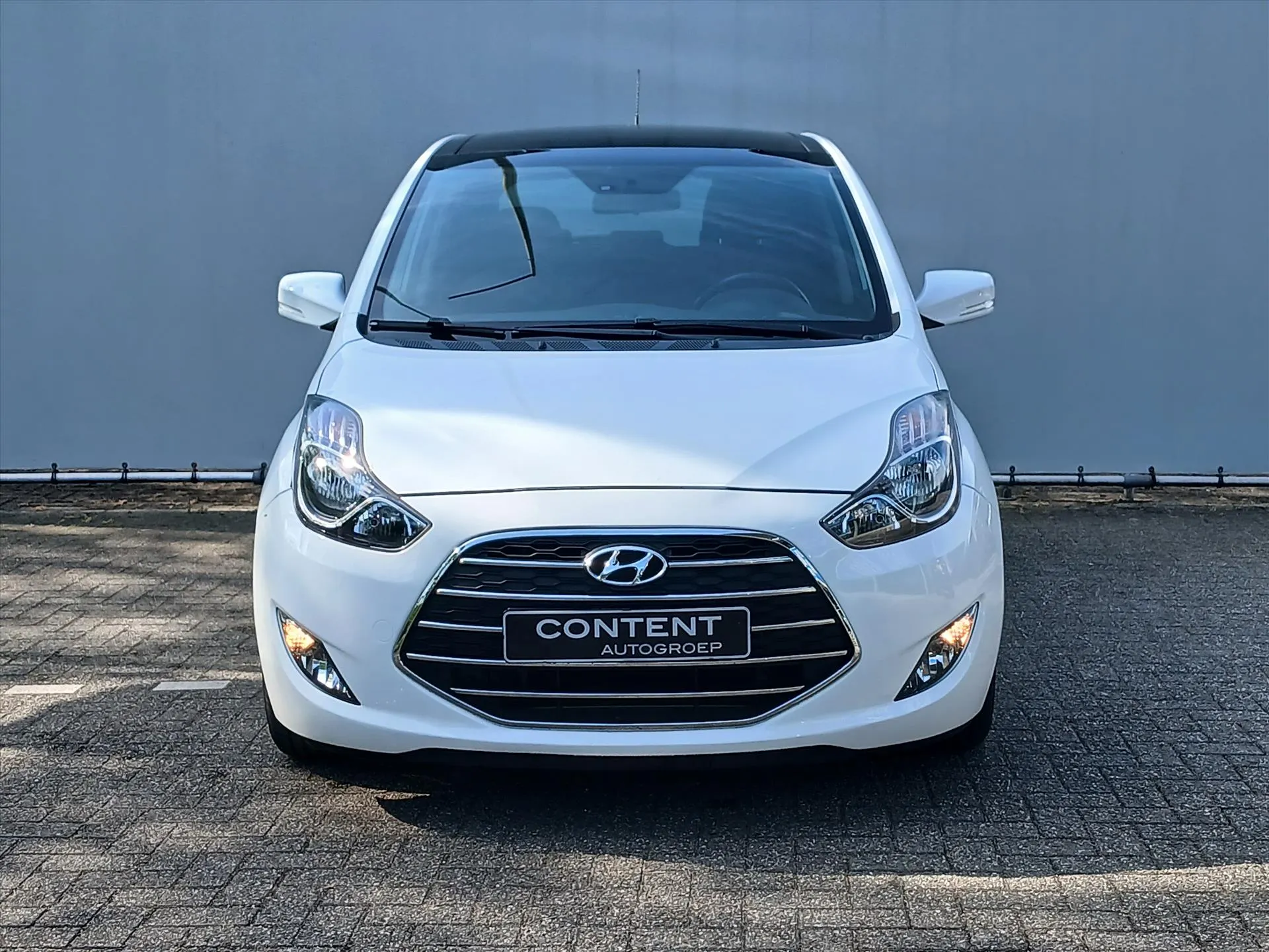 Hyundai ix20 met kenteken KFZ-61-R – achteraanzicht