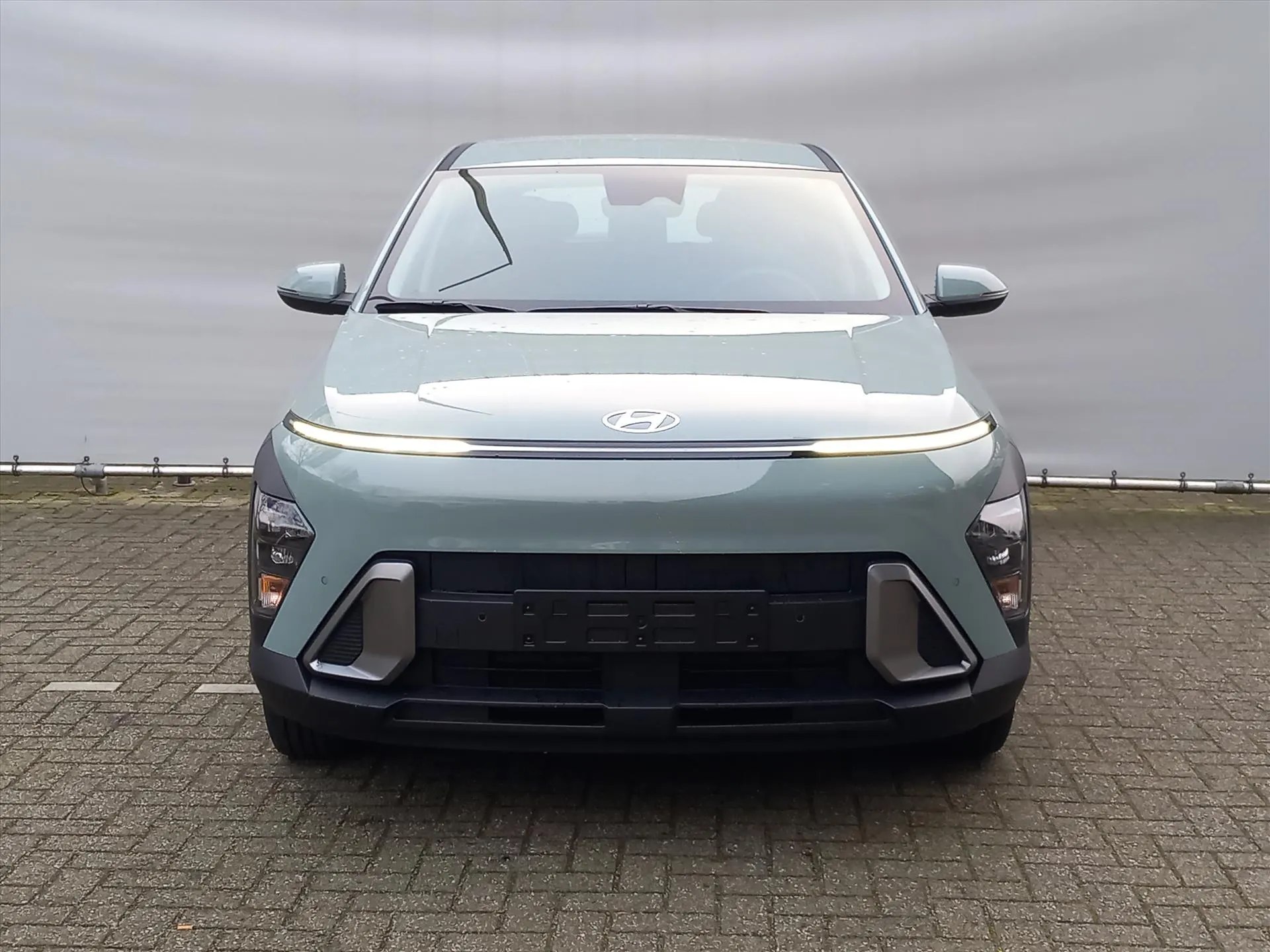 Hyundai Kona met kenteken 66832 – achteraanzicht