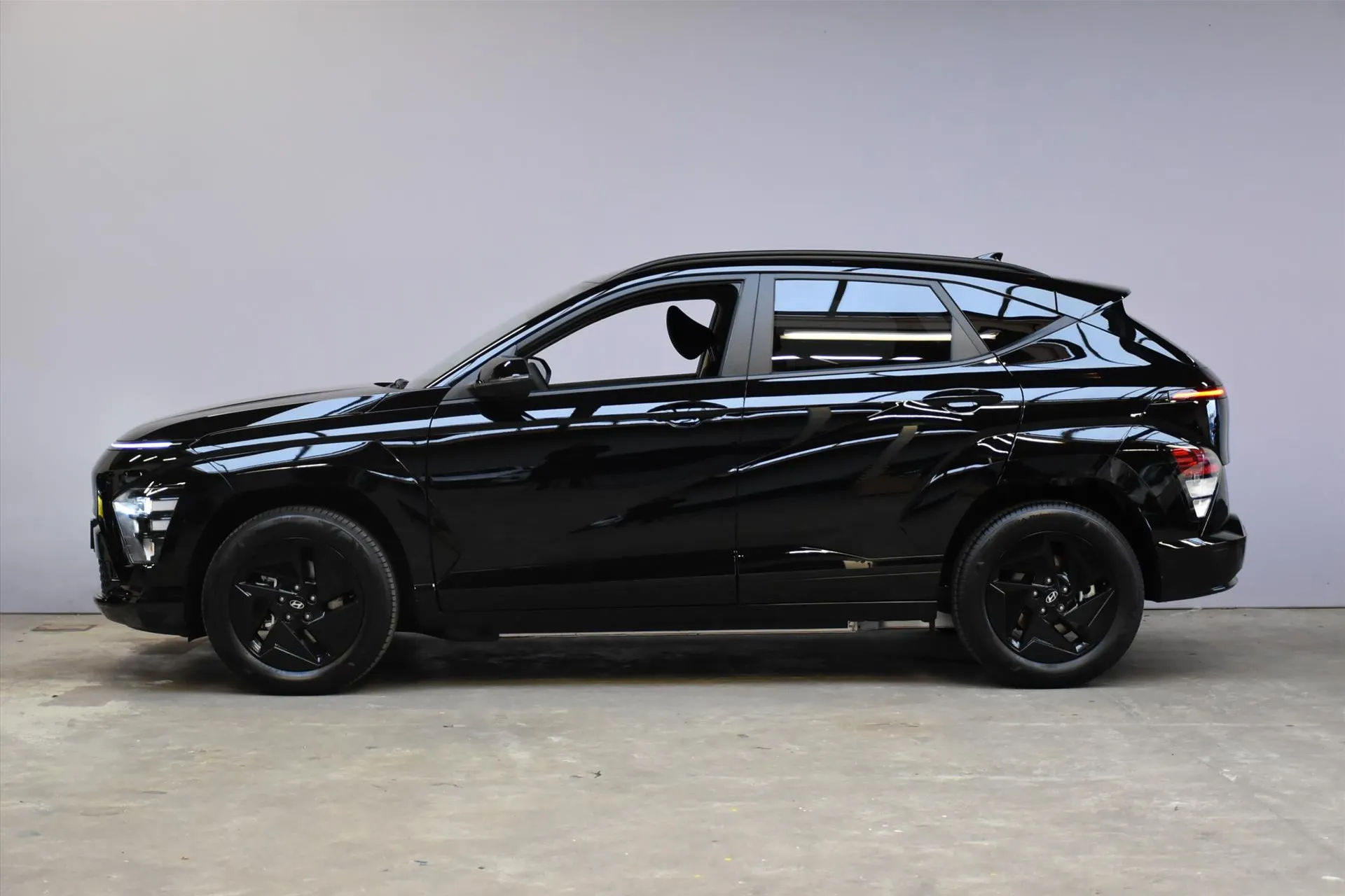 Hyundai Kona met kenteken 77460 – achteraanzicht