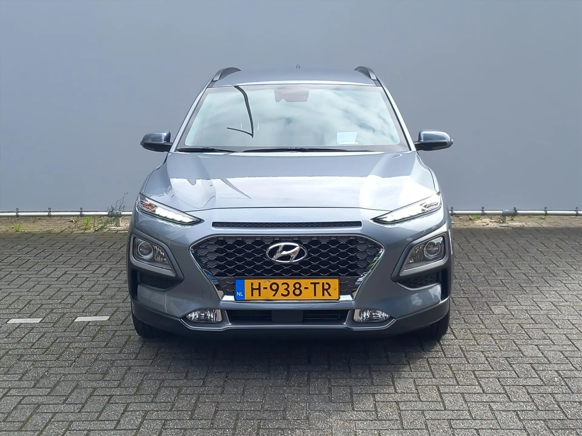 Hyundai Kona met kenteken H-938-TR – achteraanzicht