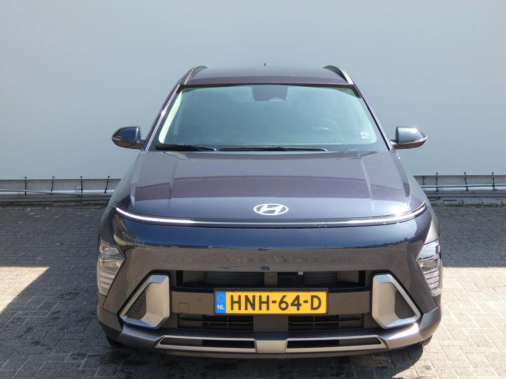 Hyundai Kona met kenteken HNH-64-D – achteraanzicht