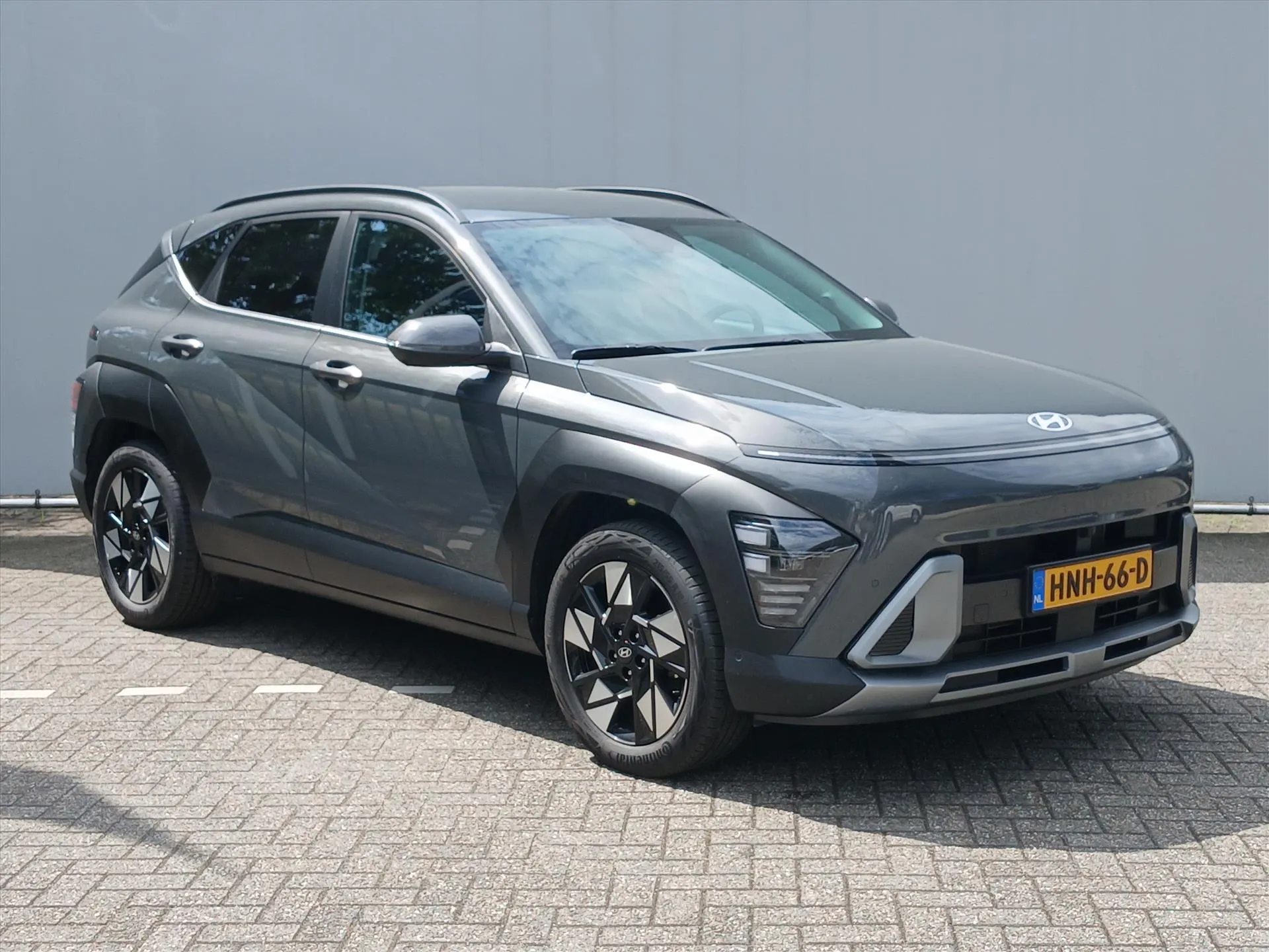 Hyundai Kona met kenteken HNH-66-D – achteraanzicht