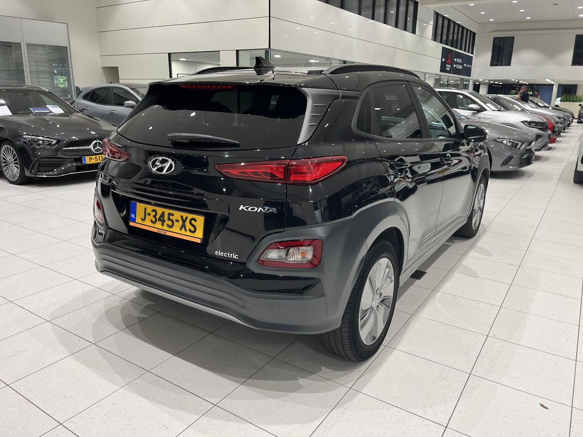 Hyundai Kona met kenteken J-345-XS – achteraanzicht