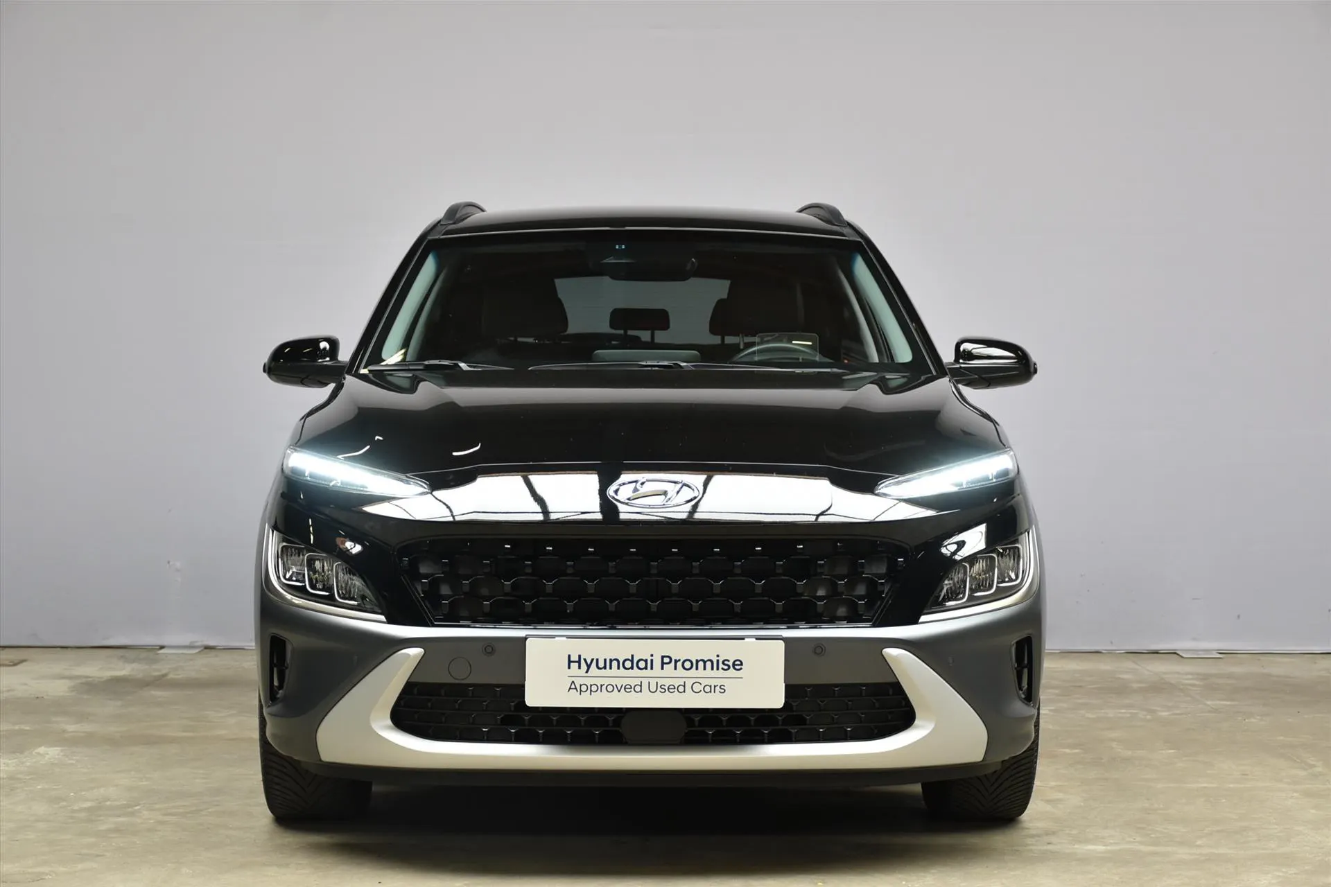 Hyundai Kona met kenteken KFZ-67-X – achteraanzicht