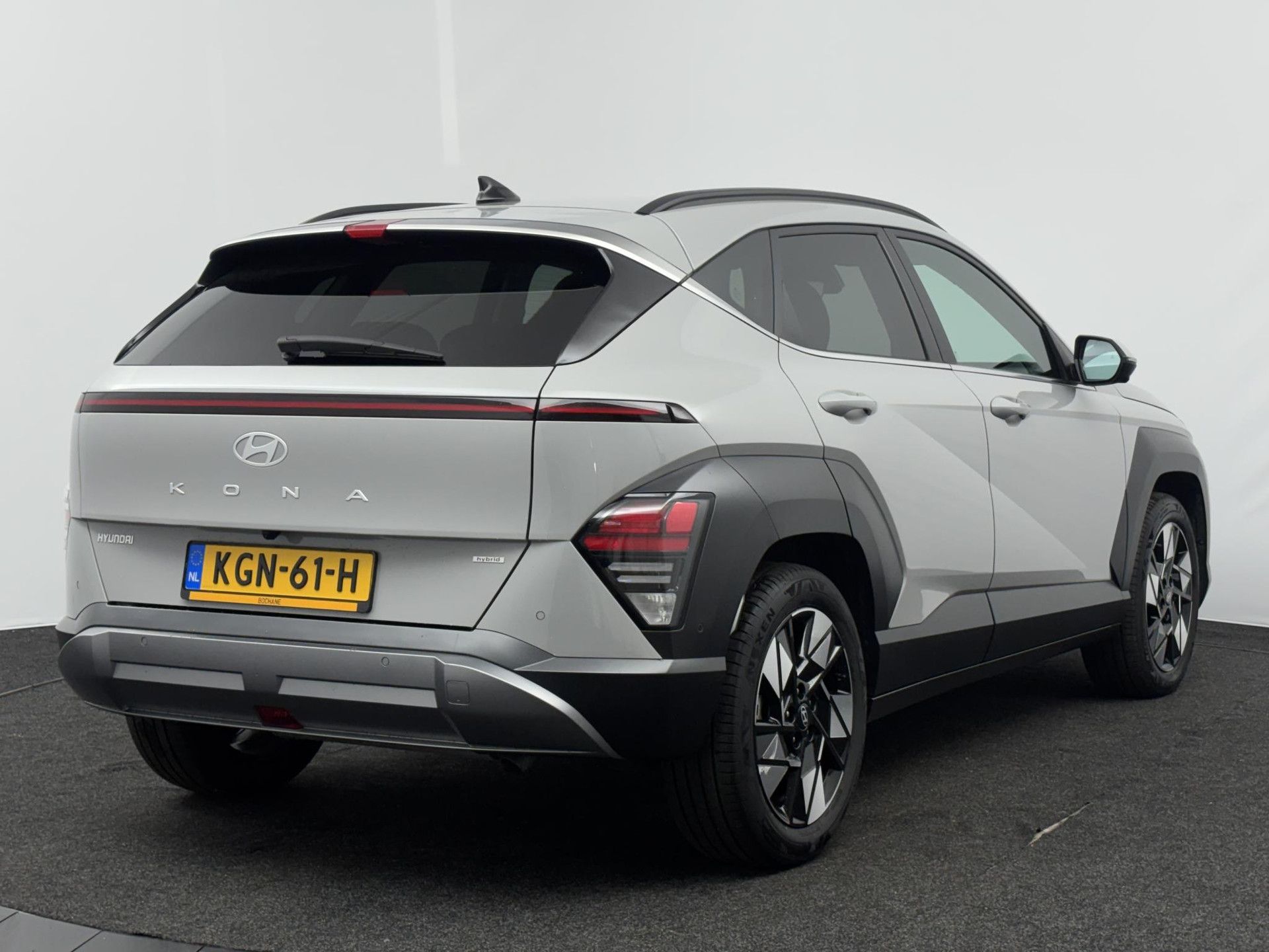 Hyundai Kona met kenteken KGN-61-H – achteraanzicht