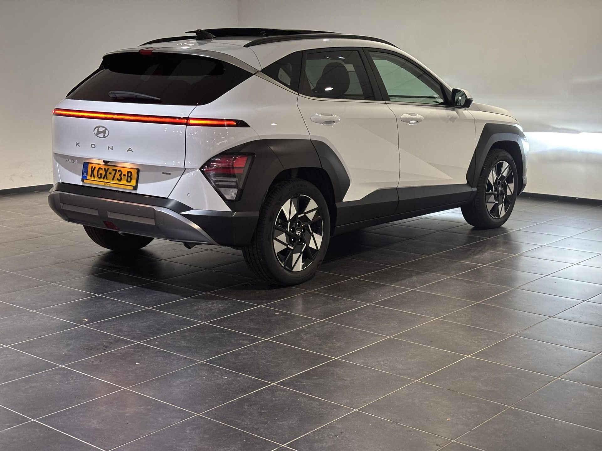 Hyundai Kona met kenteken KGX-73-B – achteraanzicht
