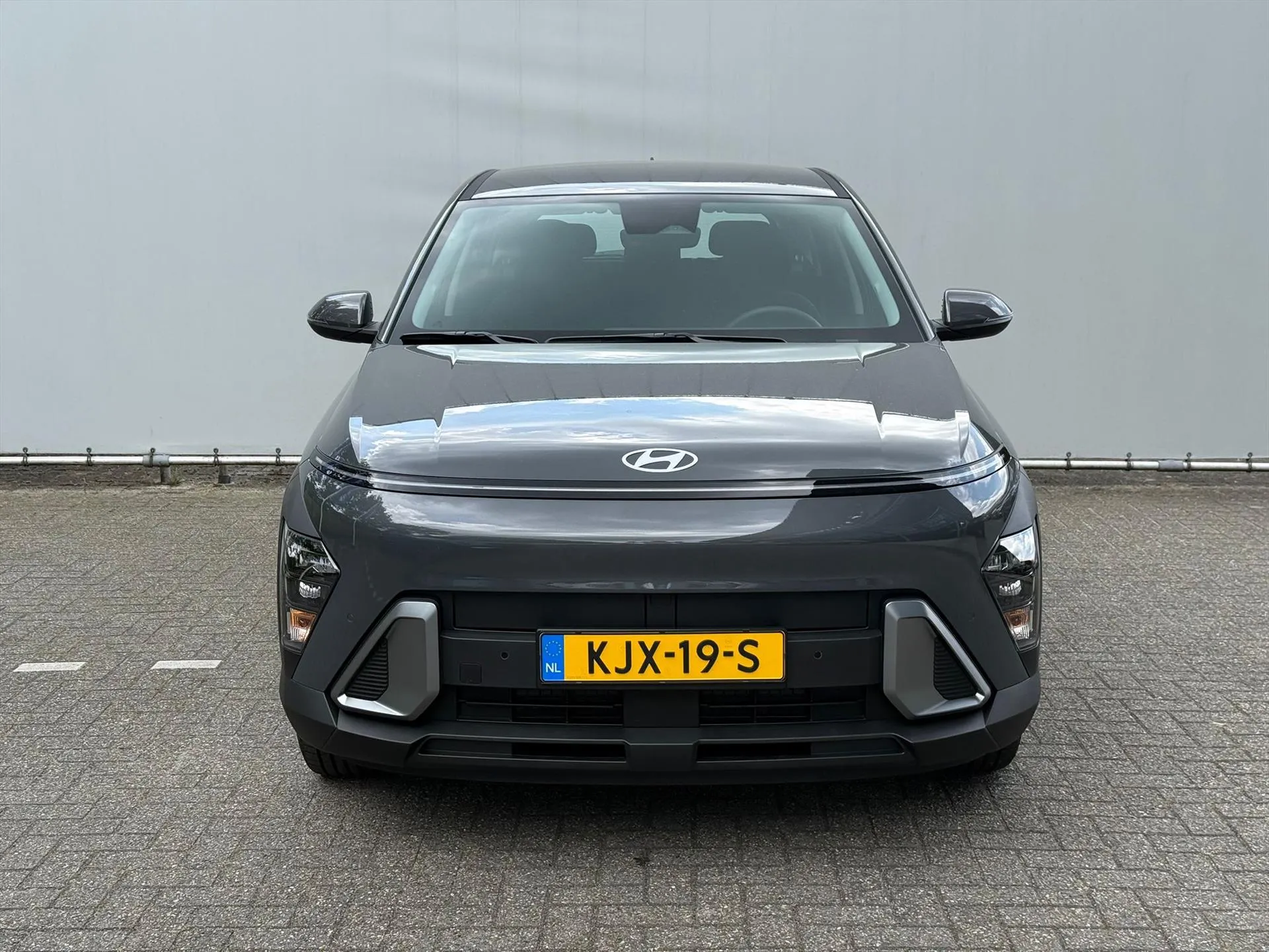 Hyundai Kona met kenteken KJX-19-S – achteraanzicht