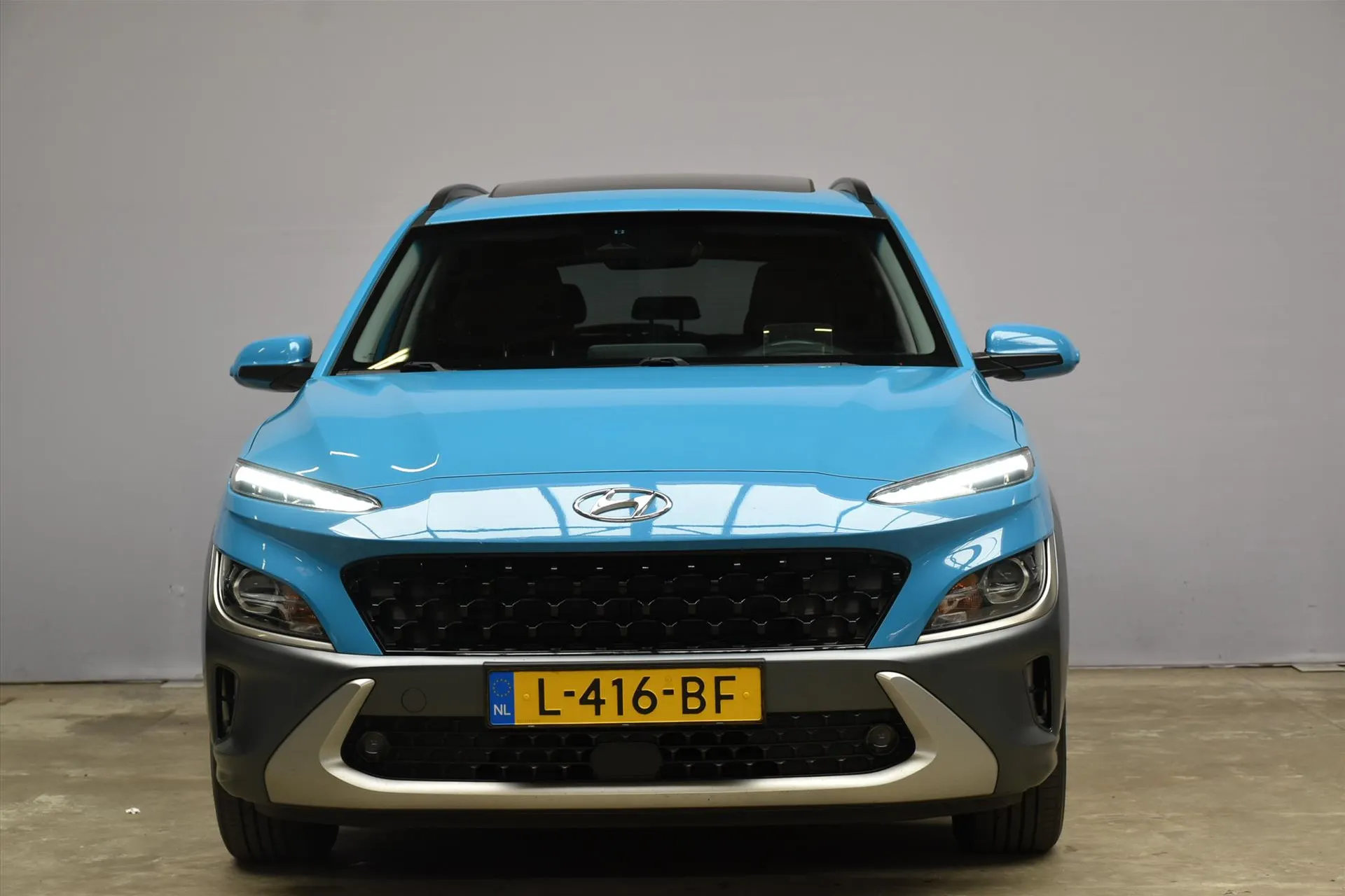 Hyundai Kona met kenteken L-416-BF – achteraanzicht