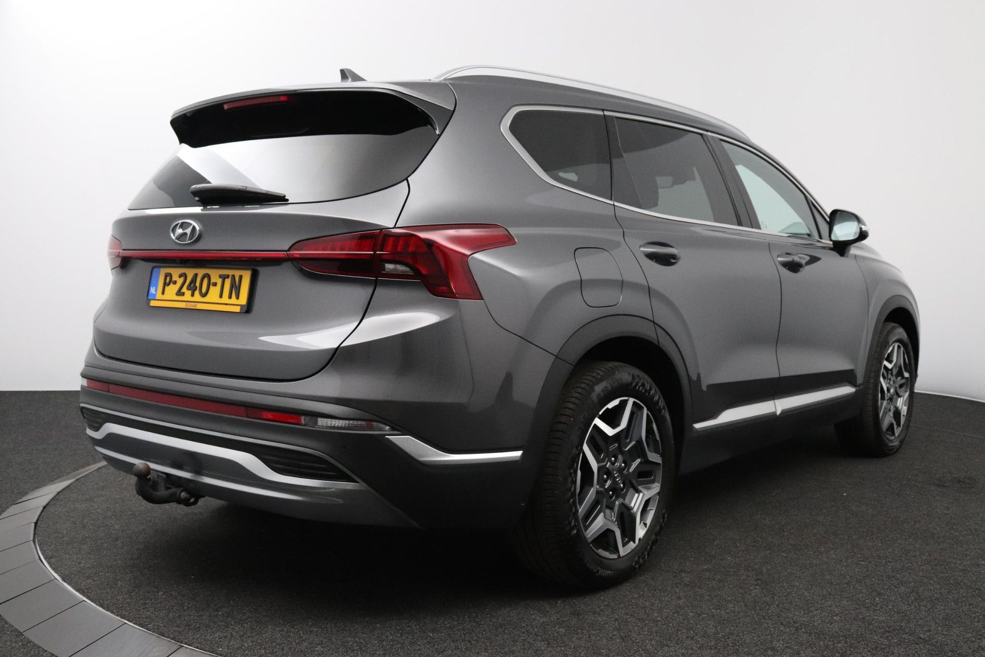 Hyundai SantaFe met kenteken P-240-TN – achteraanzicht