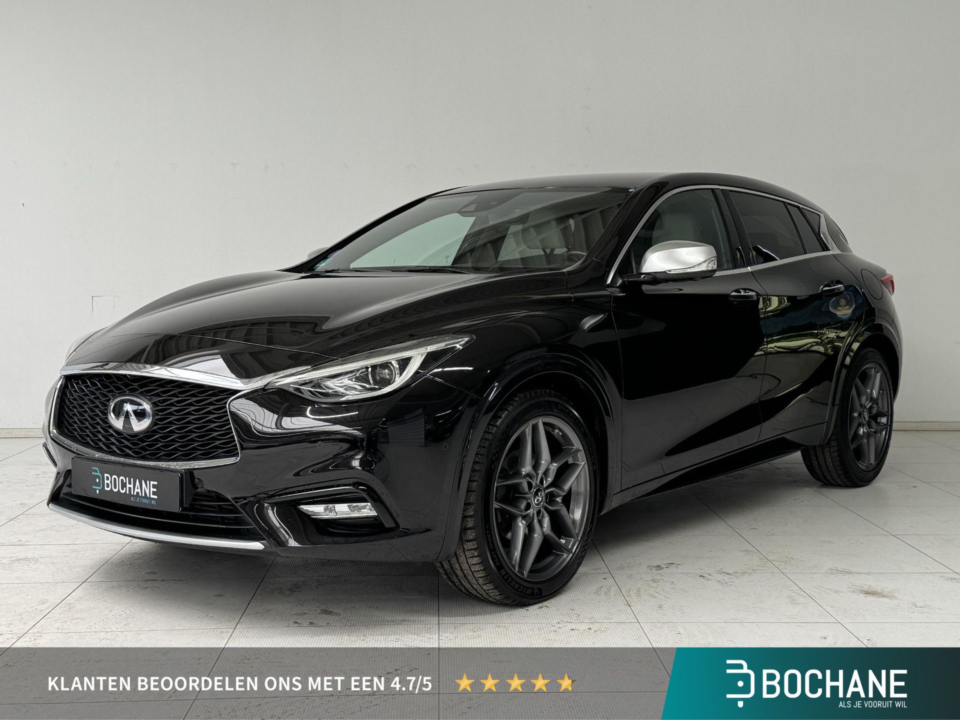 Infiniti Q30 met kenteken JN-436-N – vooraanzicht