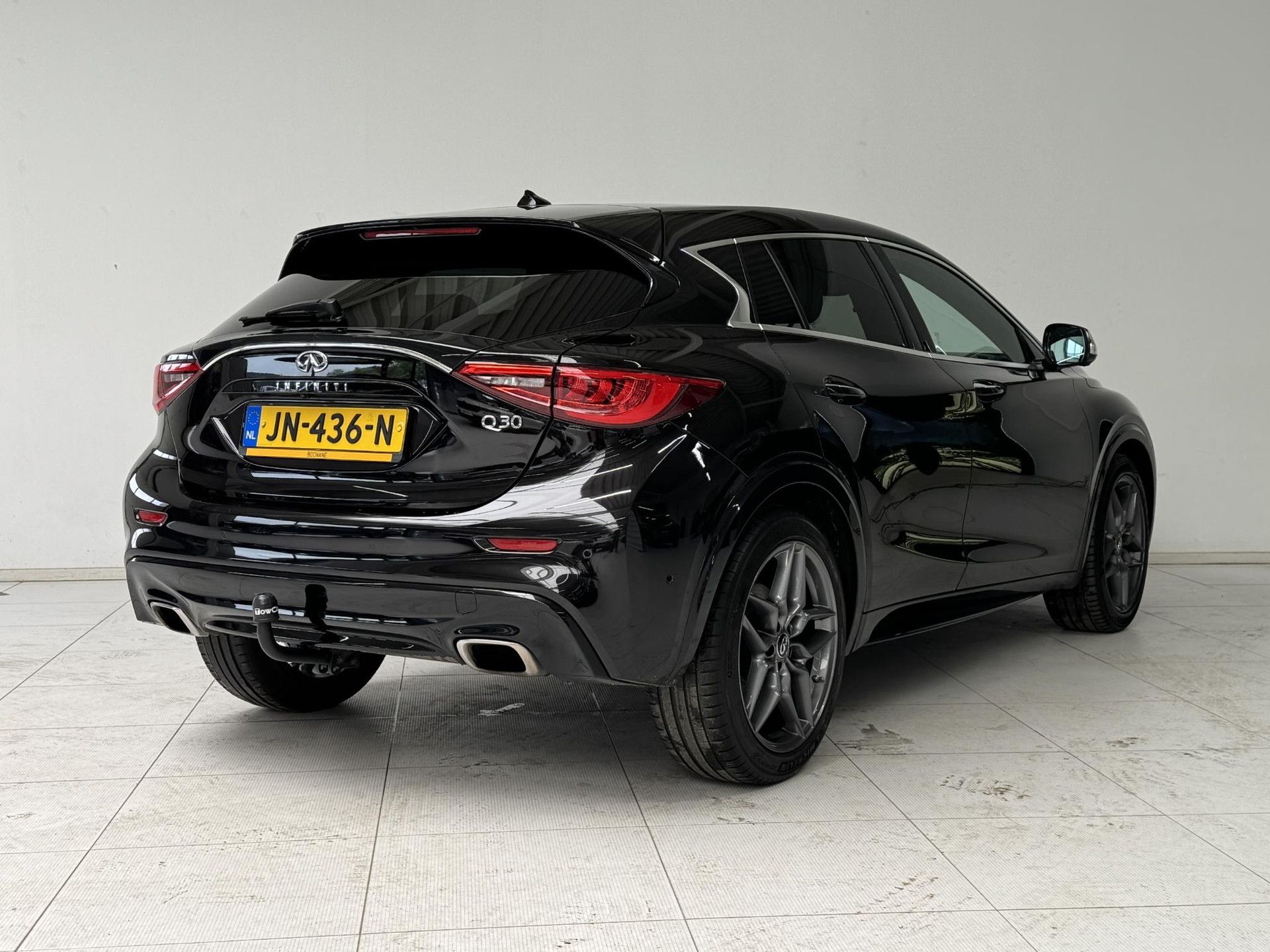 Infiniti Q30 met kenteken JN-436-N – achteraanzicht