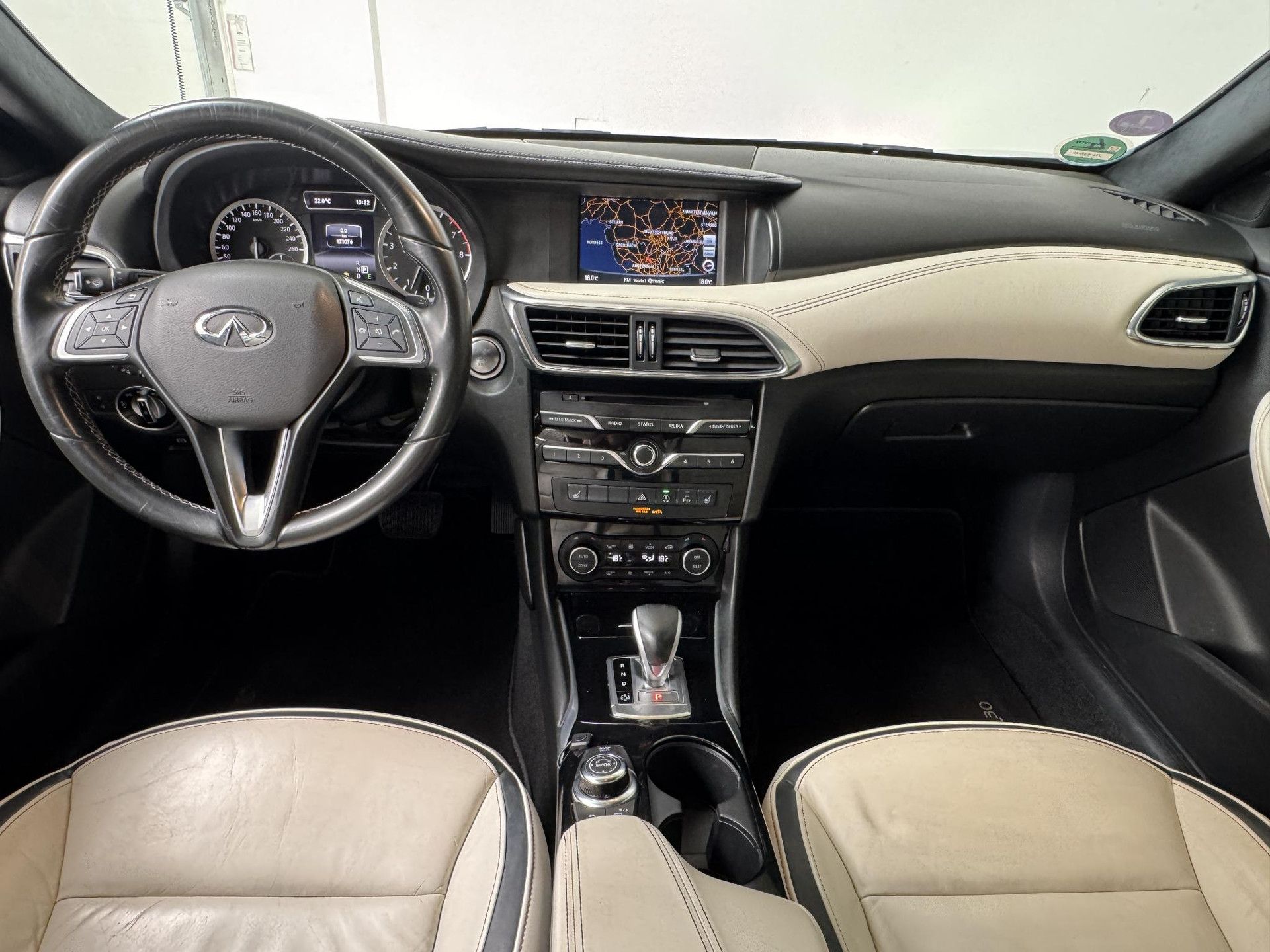 Infiniti Q30 met kenteken JN-436-N – interieur