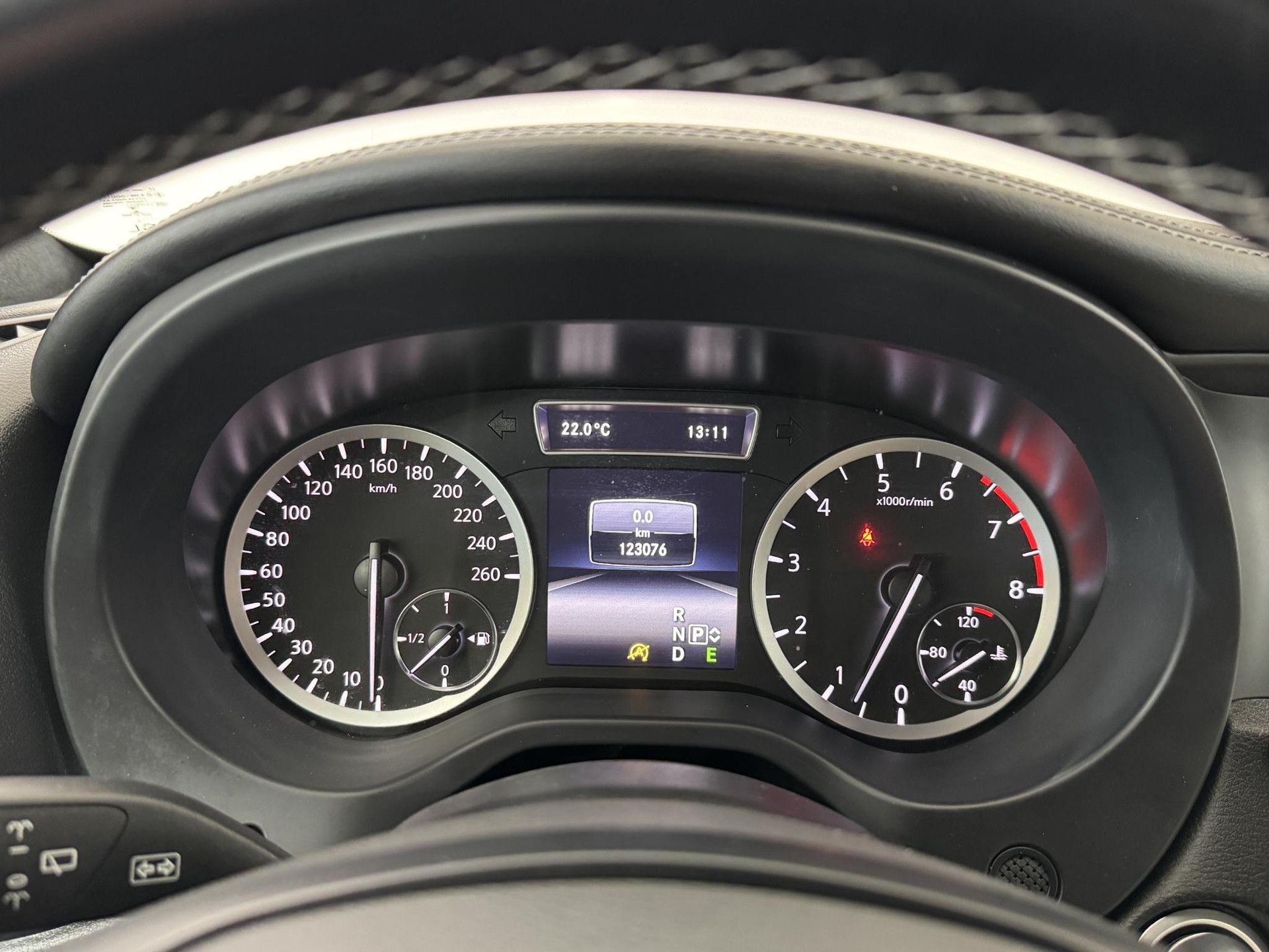 Infiniti Q30 met kenteken JN-436-N – dashboard