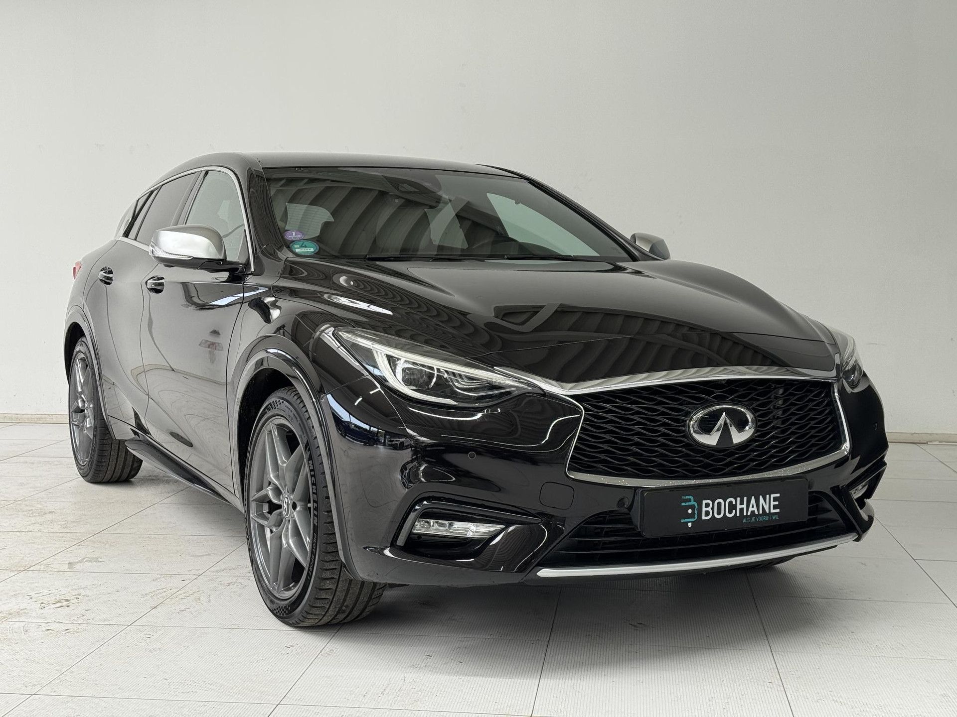 Infiniti Q30 met kenteken JN-436-N – detailfoto