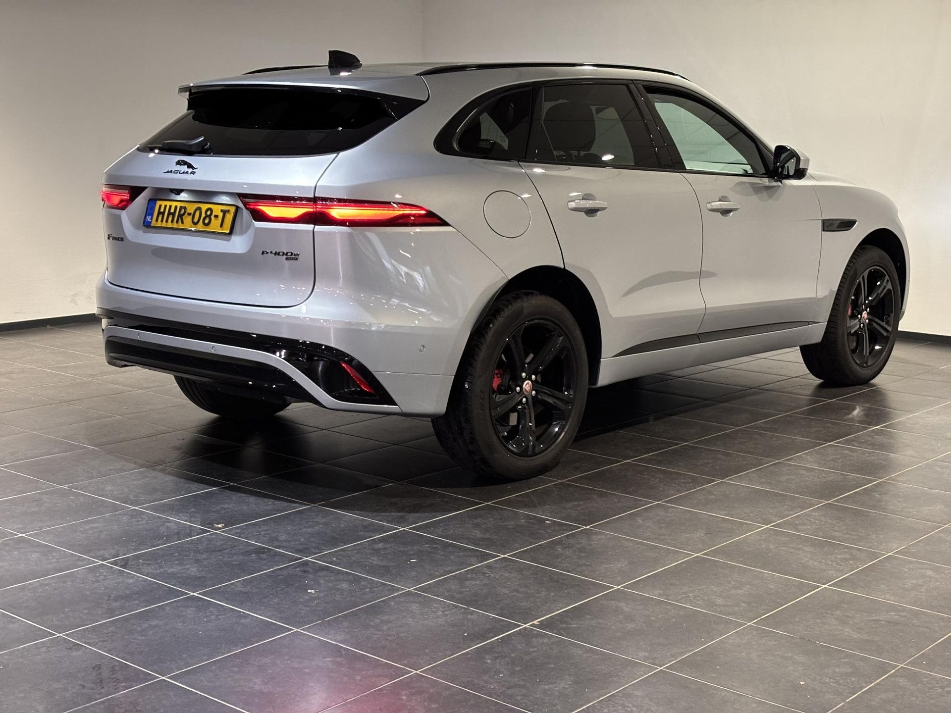 Jaguar F-PACE met kenteken HHR-08-T – achteraanzicht