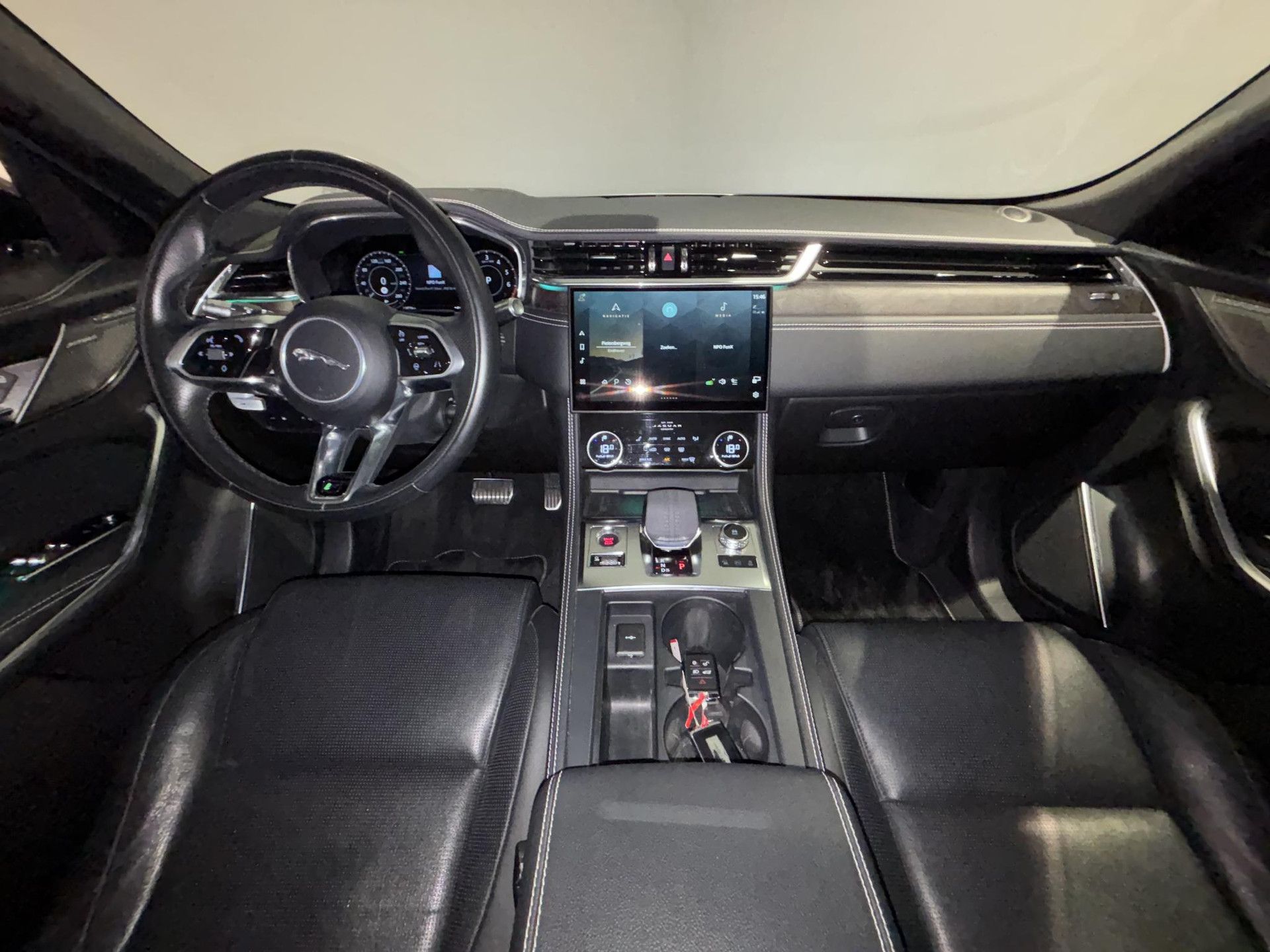 Jaguar F-PACE met kenteken HHR-08-T – interieur