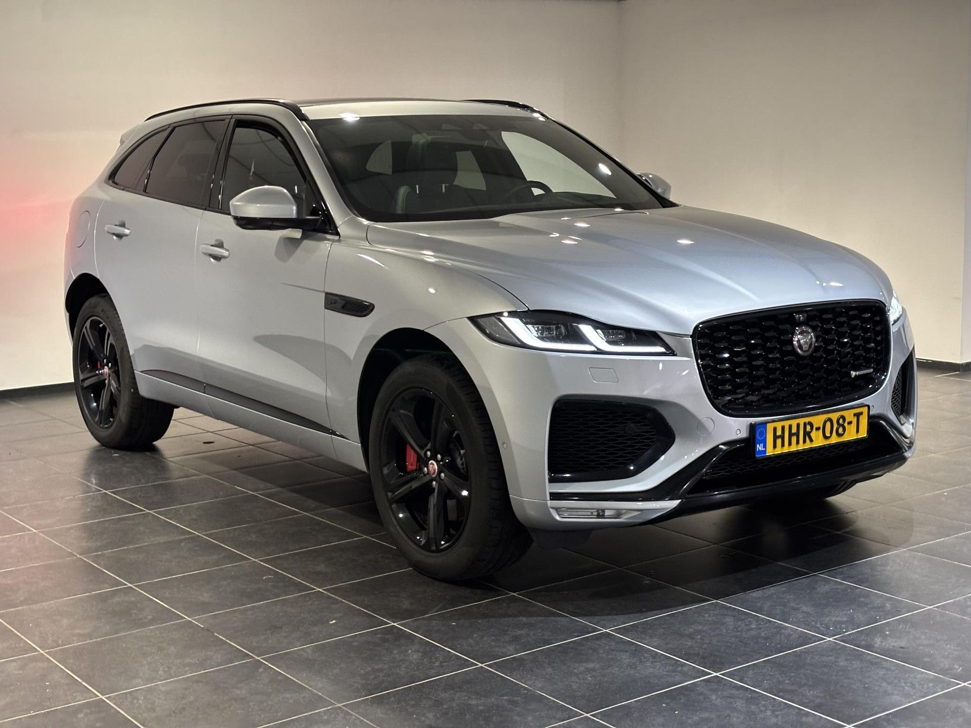 Jaguar F-PACE met kenteken HHR-08-T – detailfoto